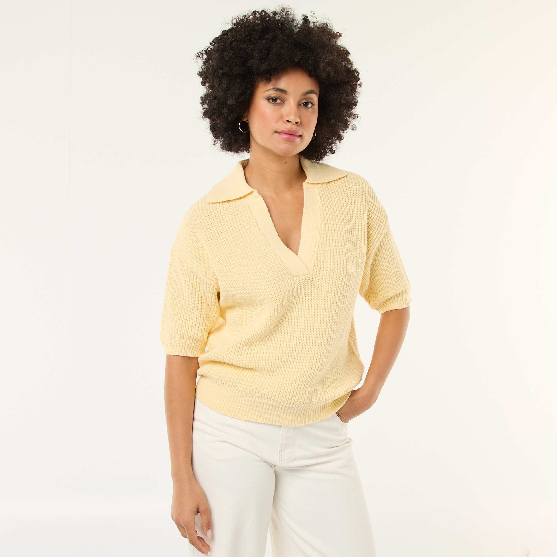Sweater estilo remera con escote en V AMARILLO