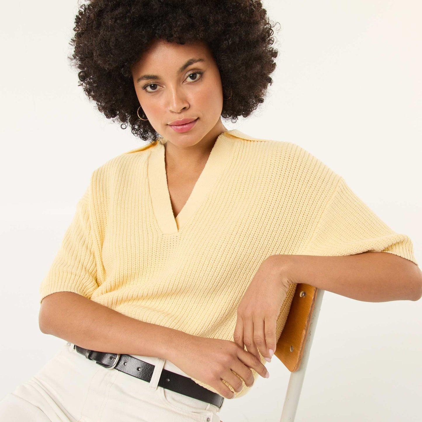 Sweater estilo remera con escote en V AMARILLO