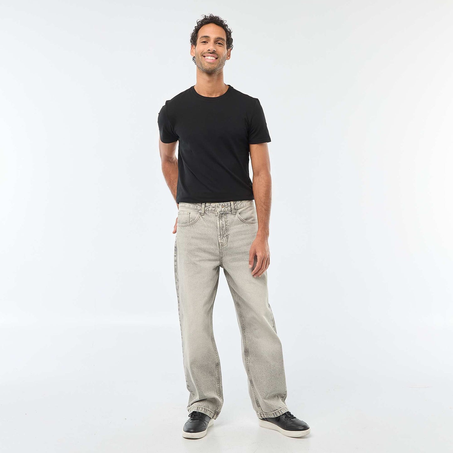 Jean recto / regular fit con 5 bolsillos GRIS