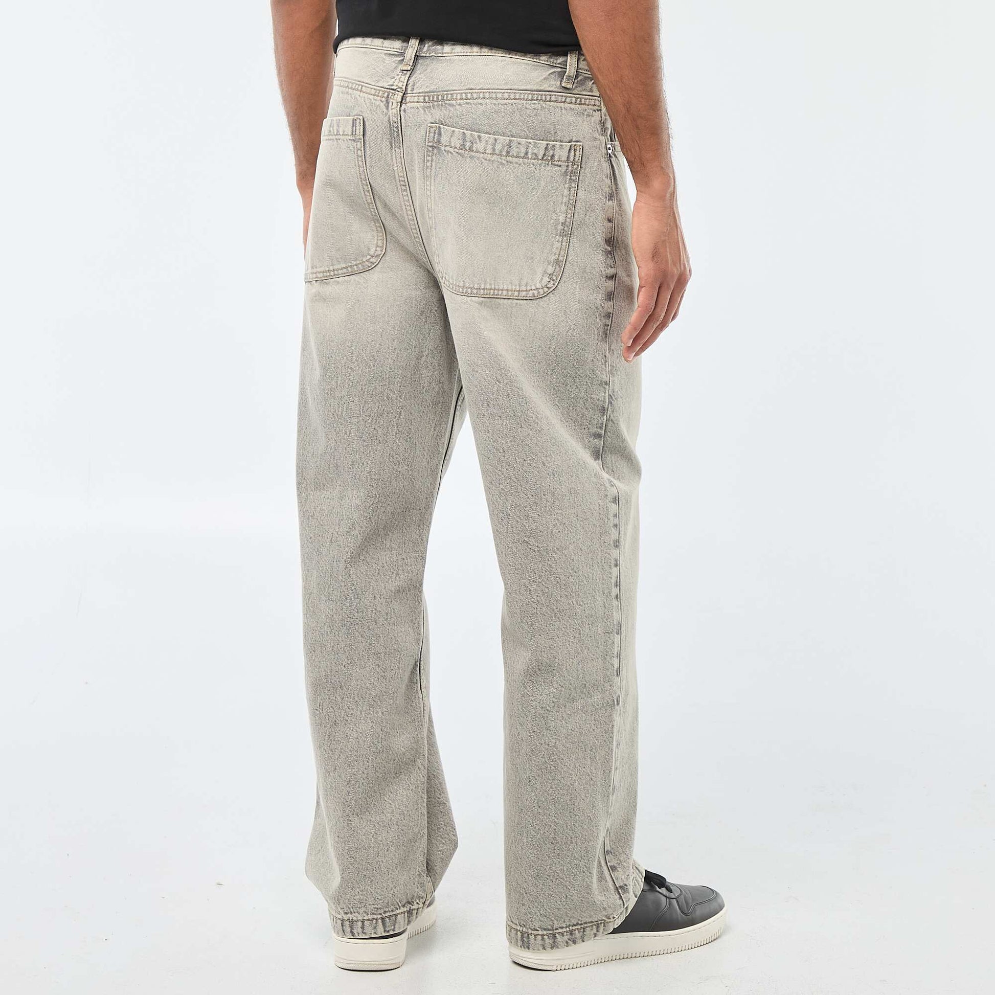 Jean recto / regular fit con 5 bolsillos GRIS