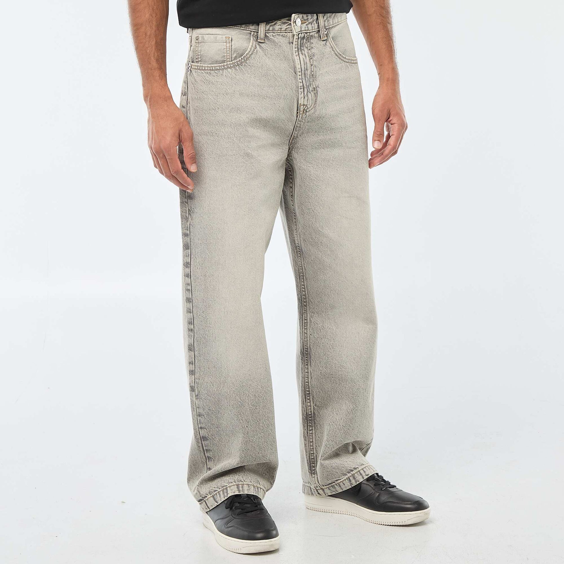 Jean recto / regular fit con 5 bolsillos GRIS
