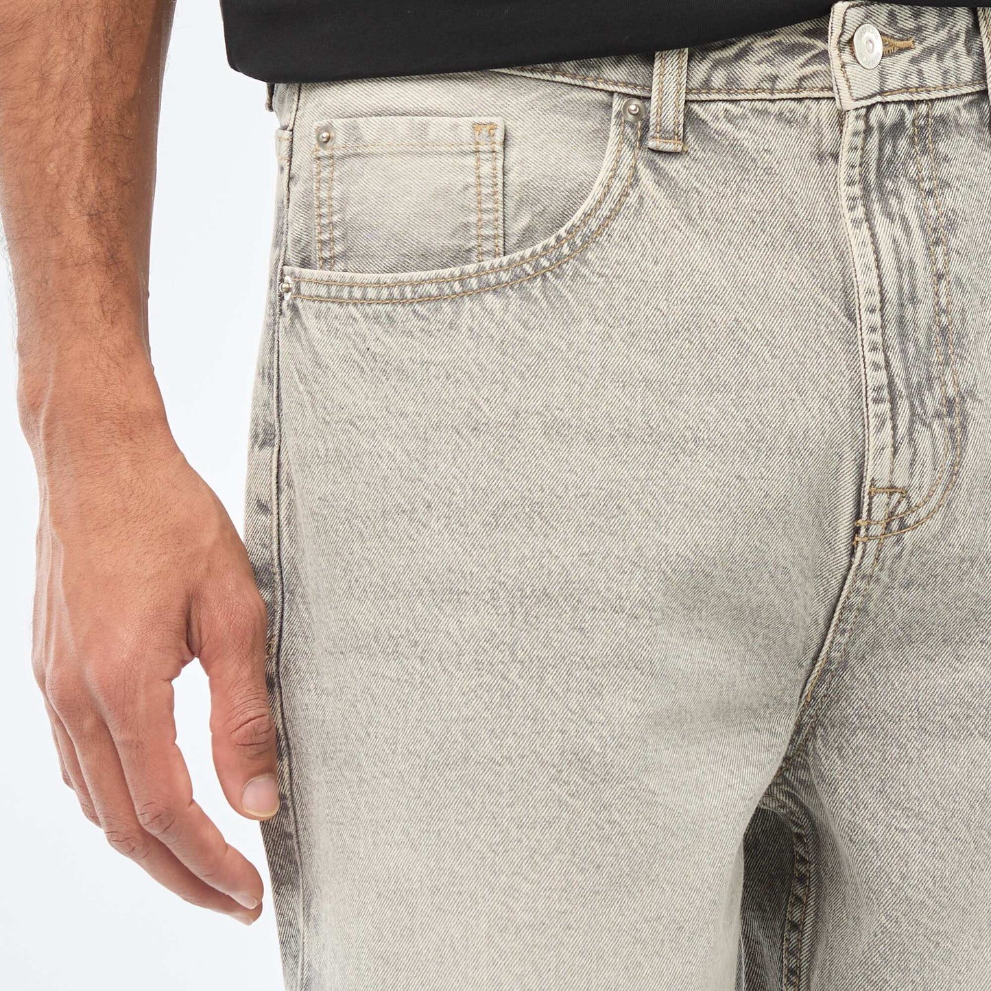 Jean recto / regular fit con 5 bolsillos GRIS