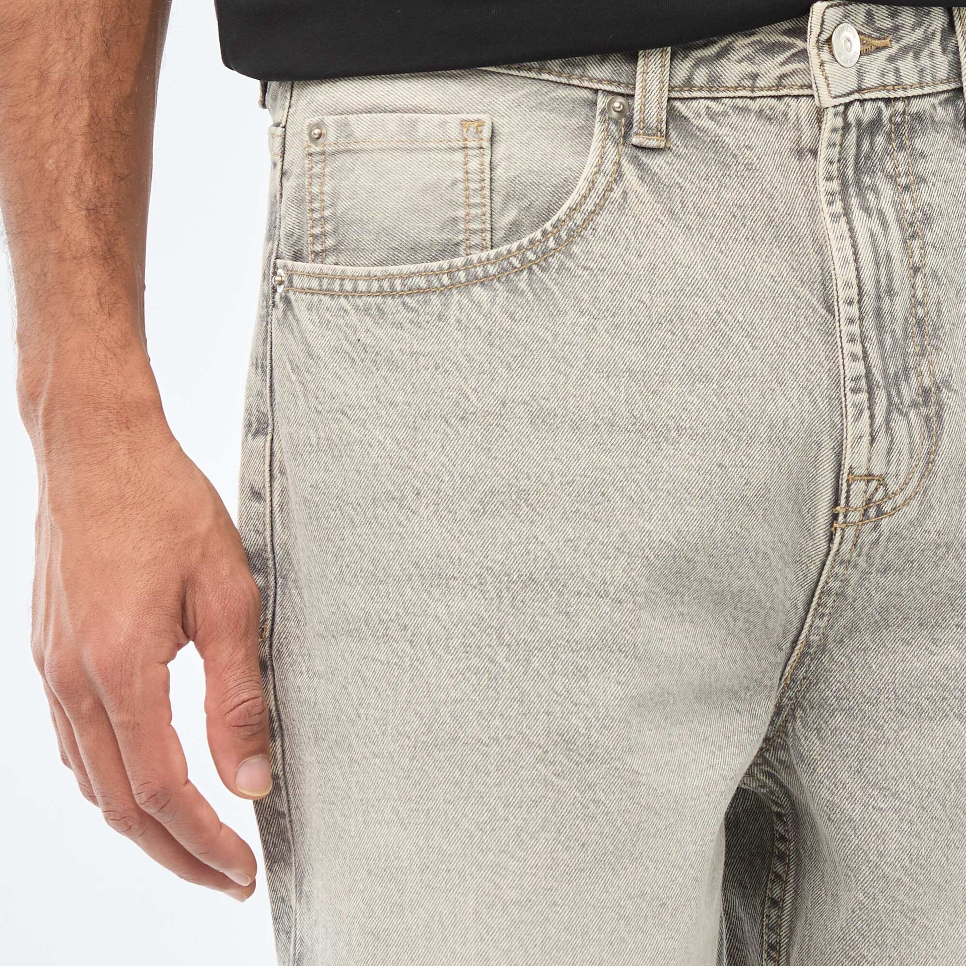 Jean recto / regular fit con 5 bolsillos GRIS