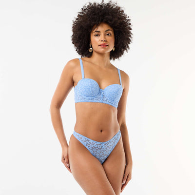 Tanga de encaje transparente con bordes en contraste AZUL