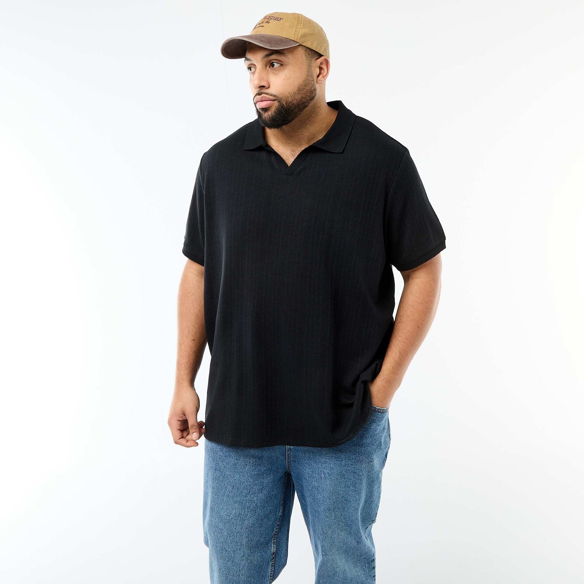 Remera de corte regular y manga corta NEGRO