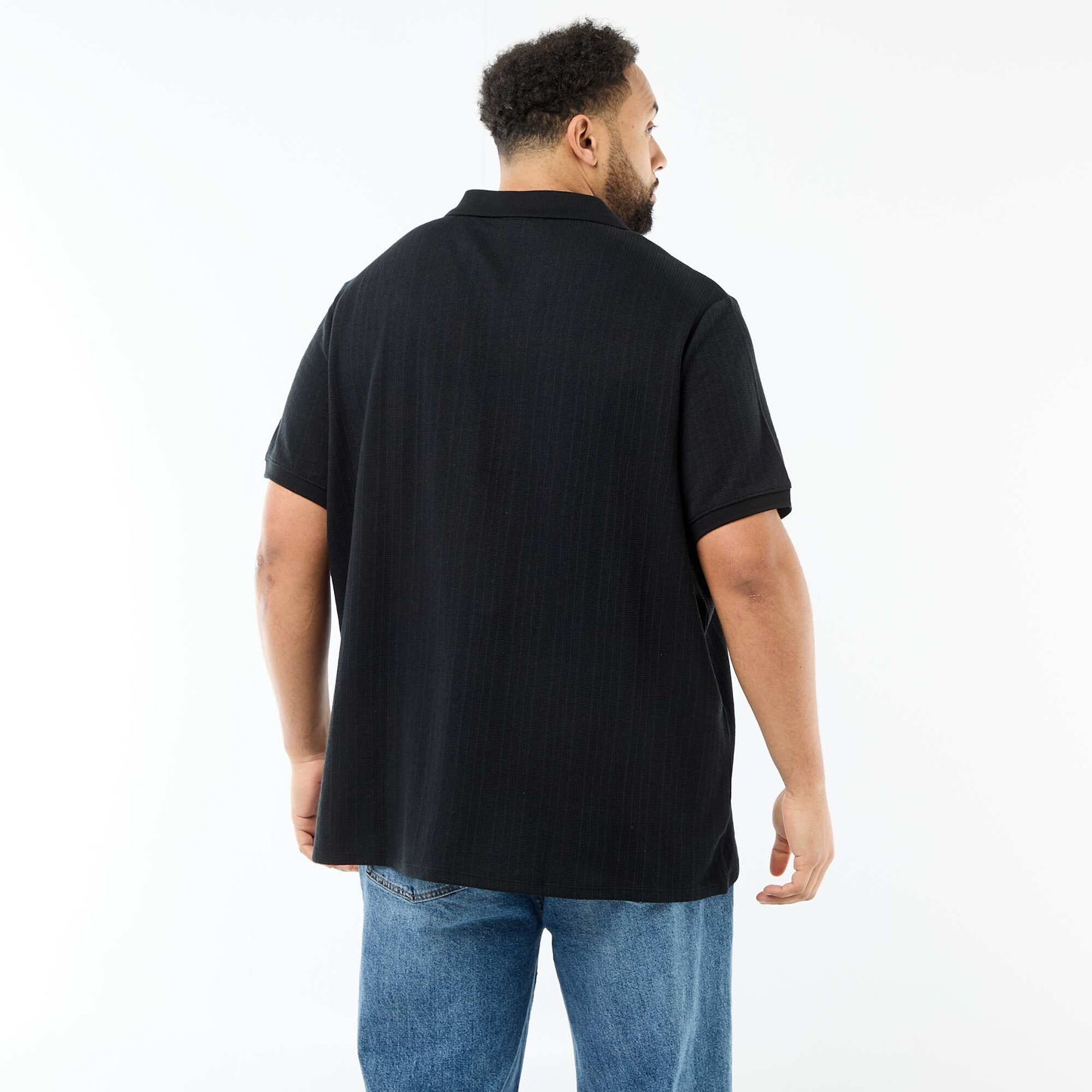 Remera de corte regular y manga corta NEGRO