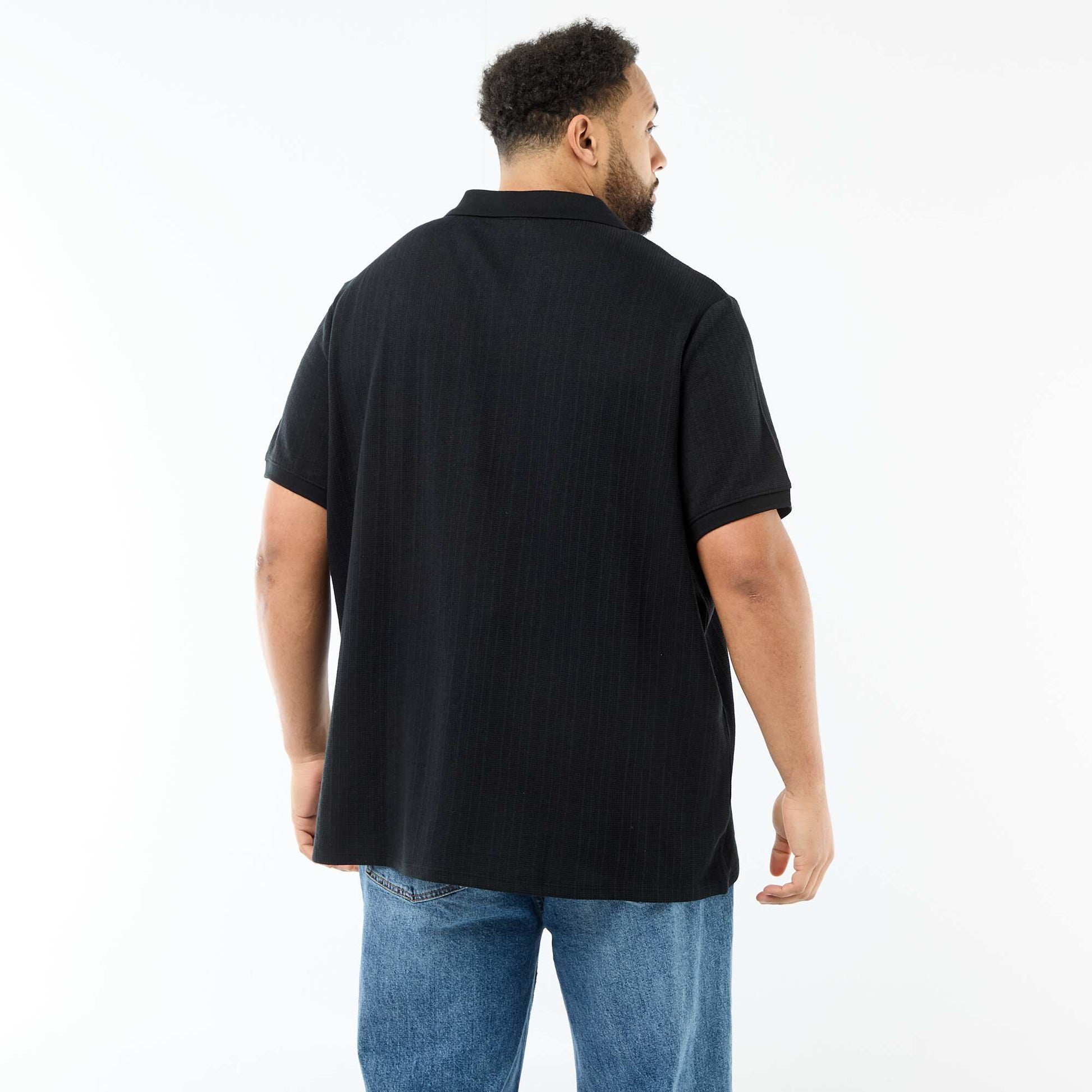 Remera de corte regular y manga corta NEGRO