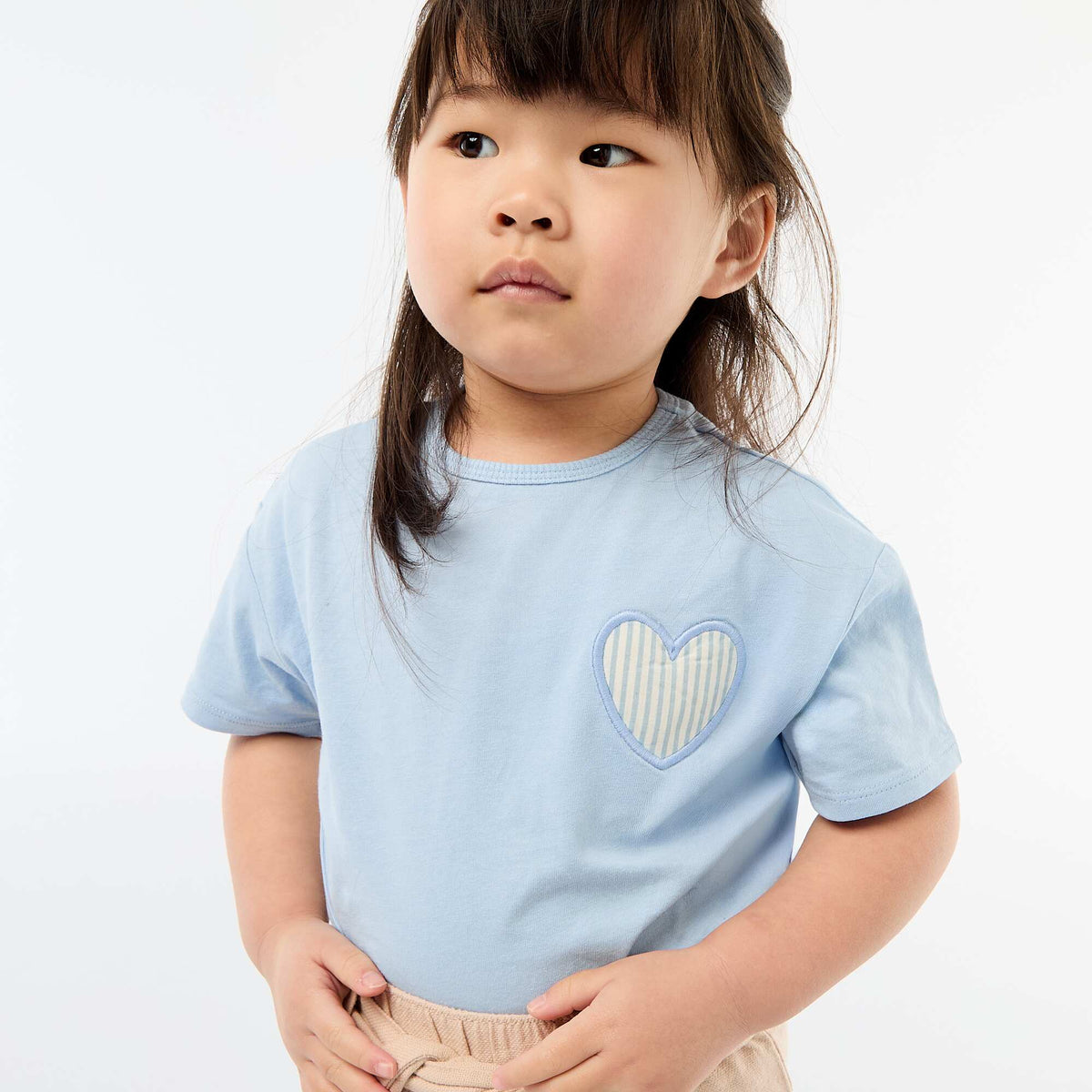 Camiseta de punto de algodón con parche de corazón AZUL