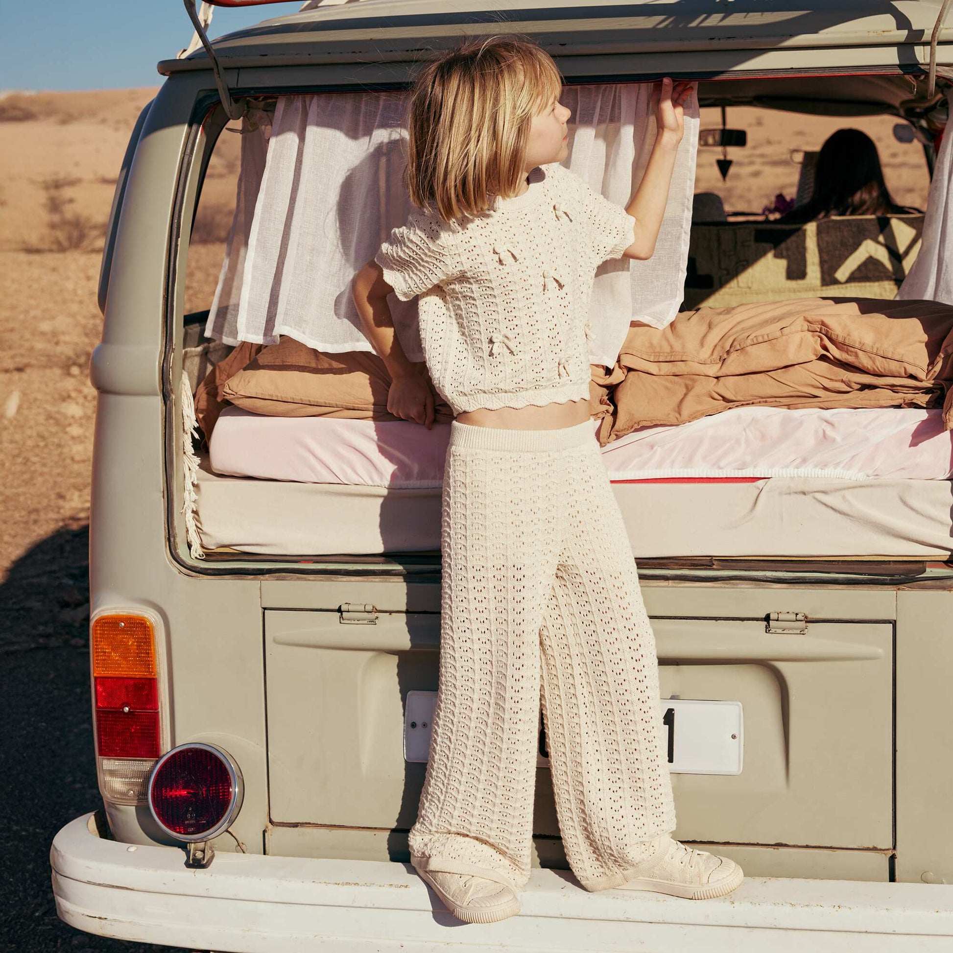Pantalón de croché corte flare / acampanado BEIGE