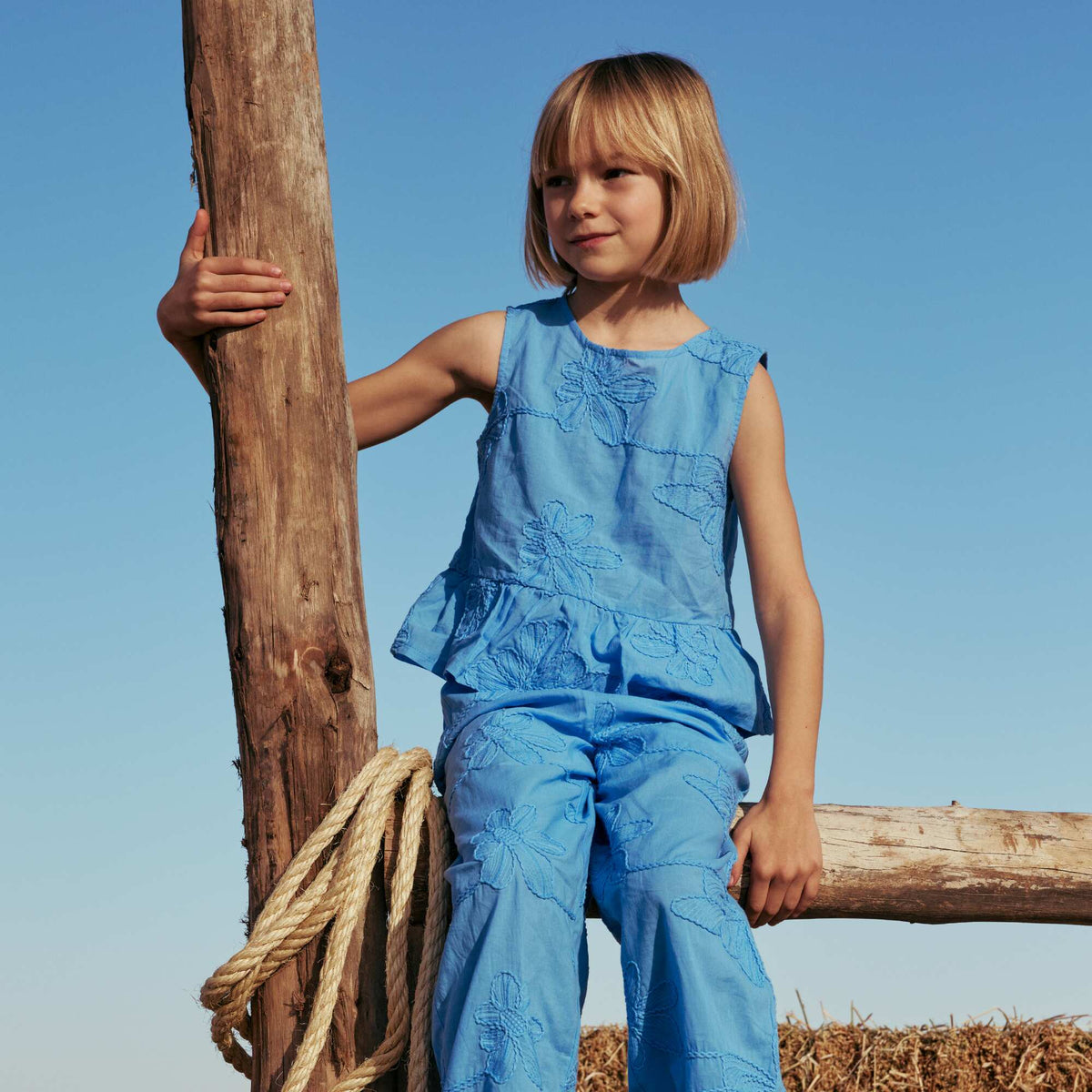 Blusa sin mangas con bordados florales AZUL