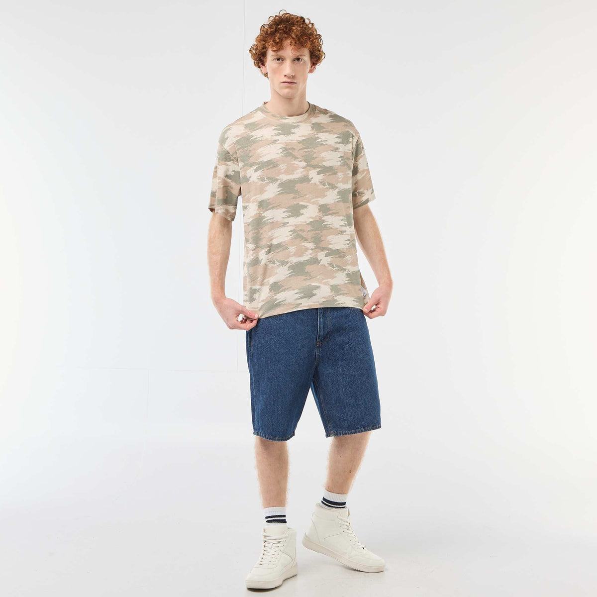 Camiseta de cuello redondo con estampado de camuflaje en algodón VERDE