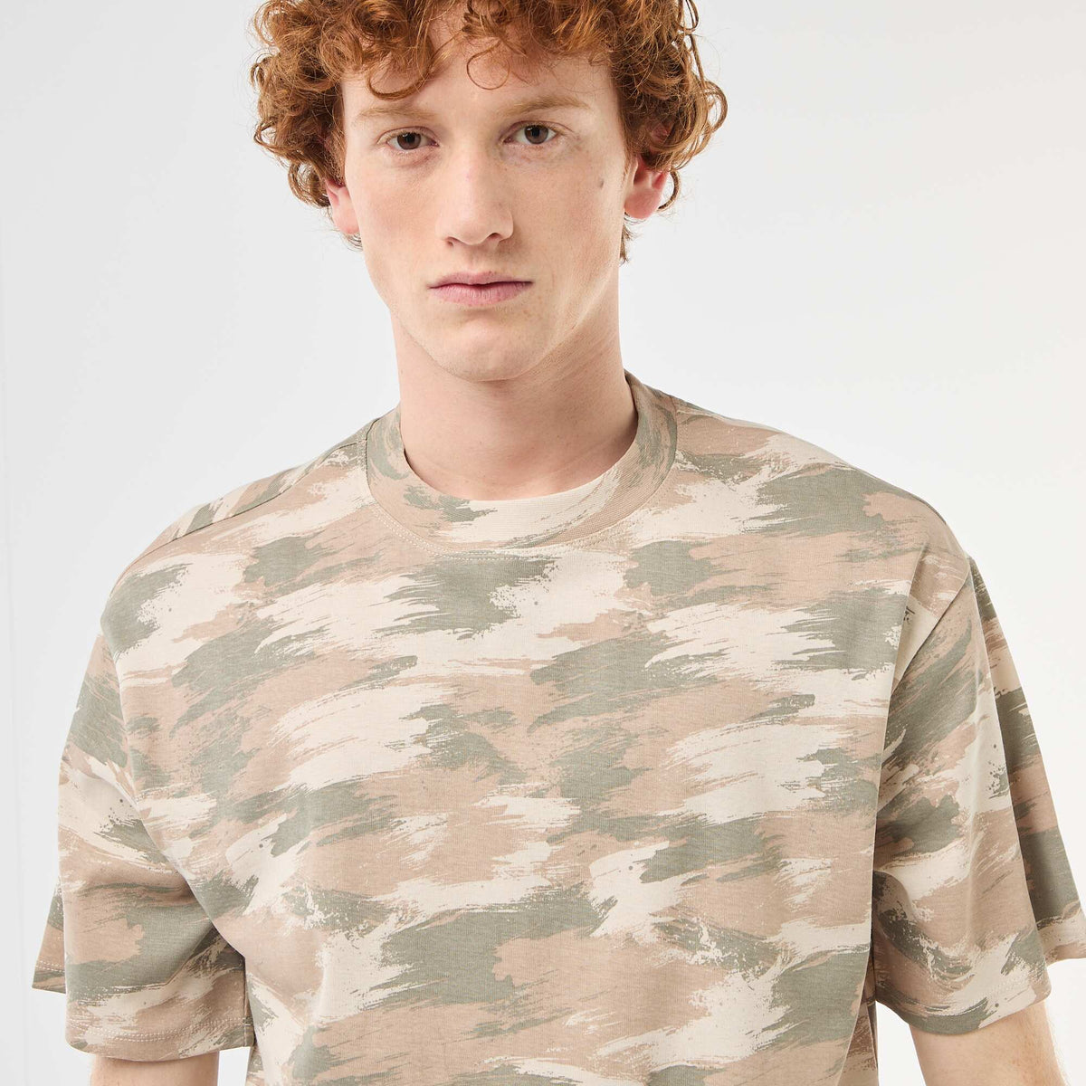 Camiseta de cuello redondo con estampado de camuflaje en algodón VERDE