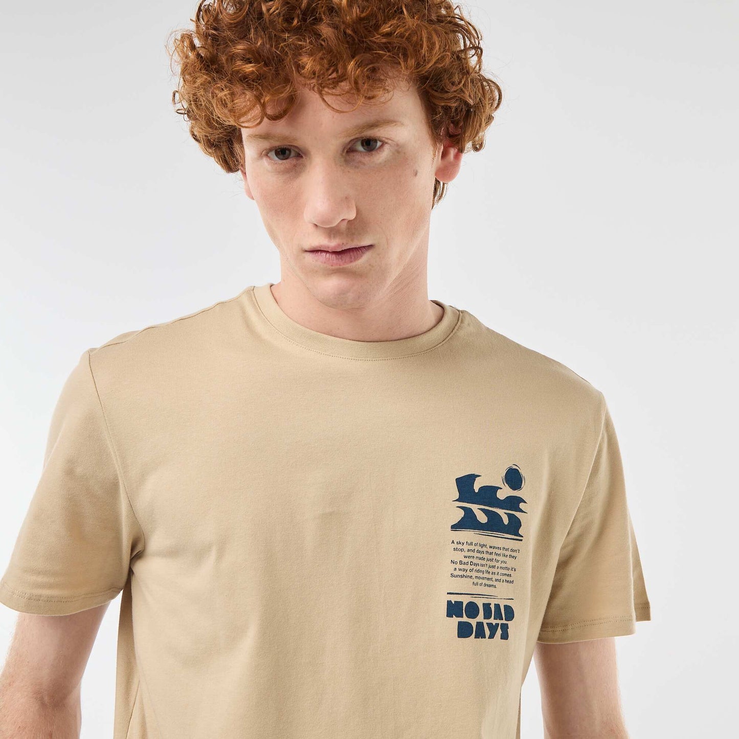 Camiseta estampada con diseño posicionado en algodón liso BEIGE