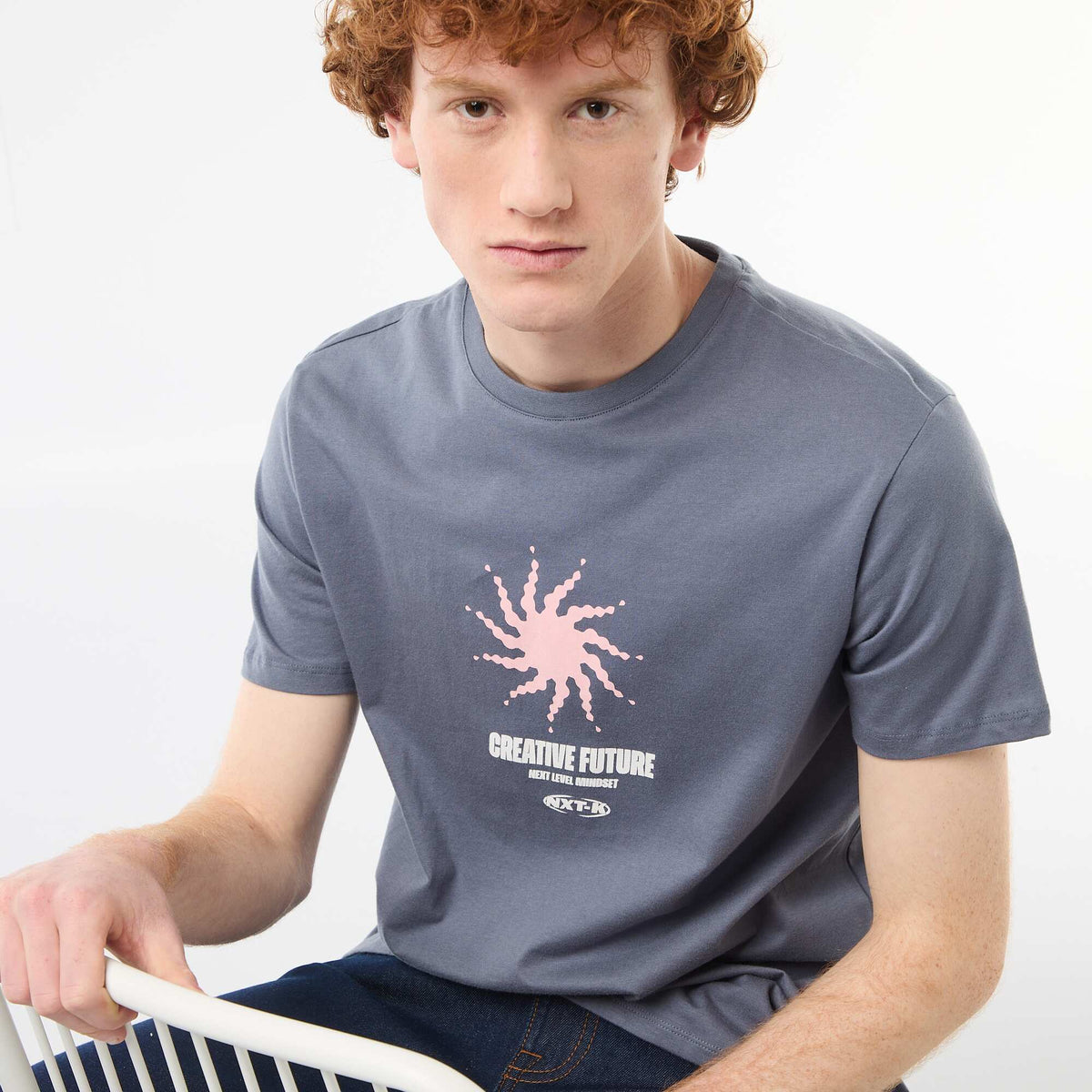 Camiseta estampada con diseño posicionado en algodón liso GRIS