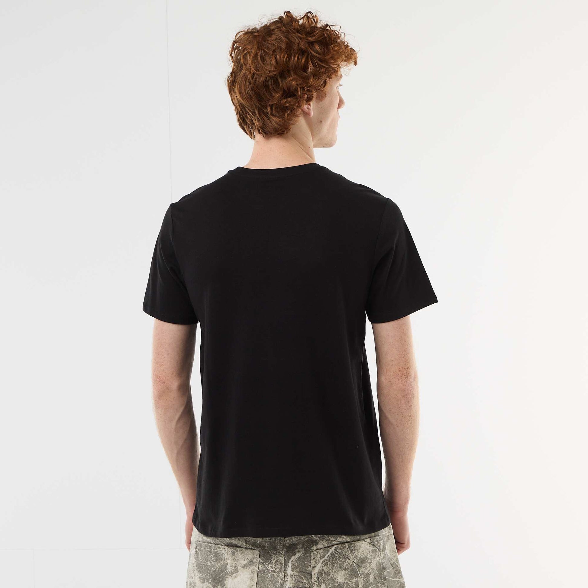 Camiseta estampada con diseño posicionado en algodón liso NEGRO