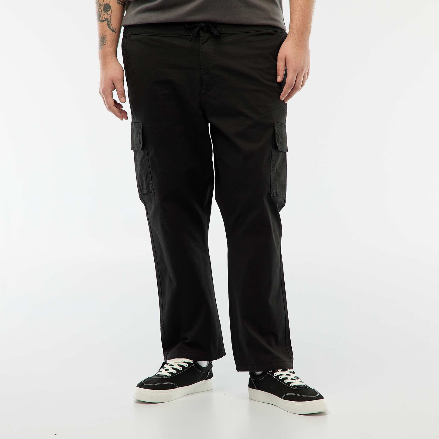 Pantalón multibolsillos corte recto / regular fit NEGRO