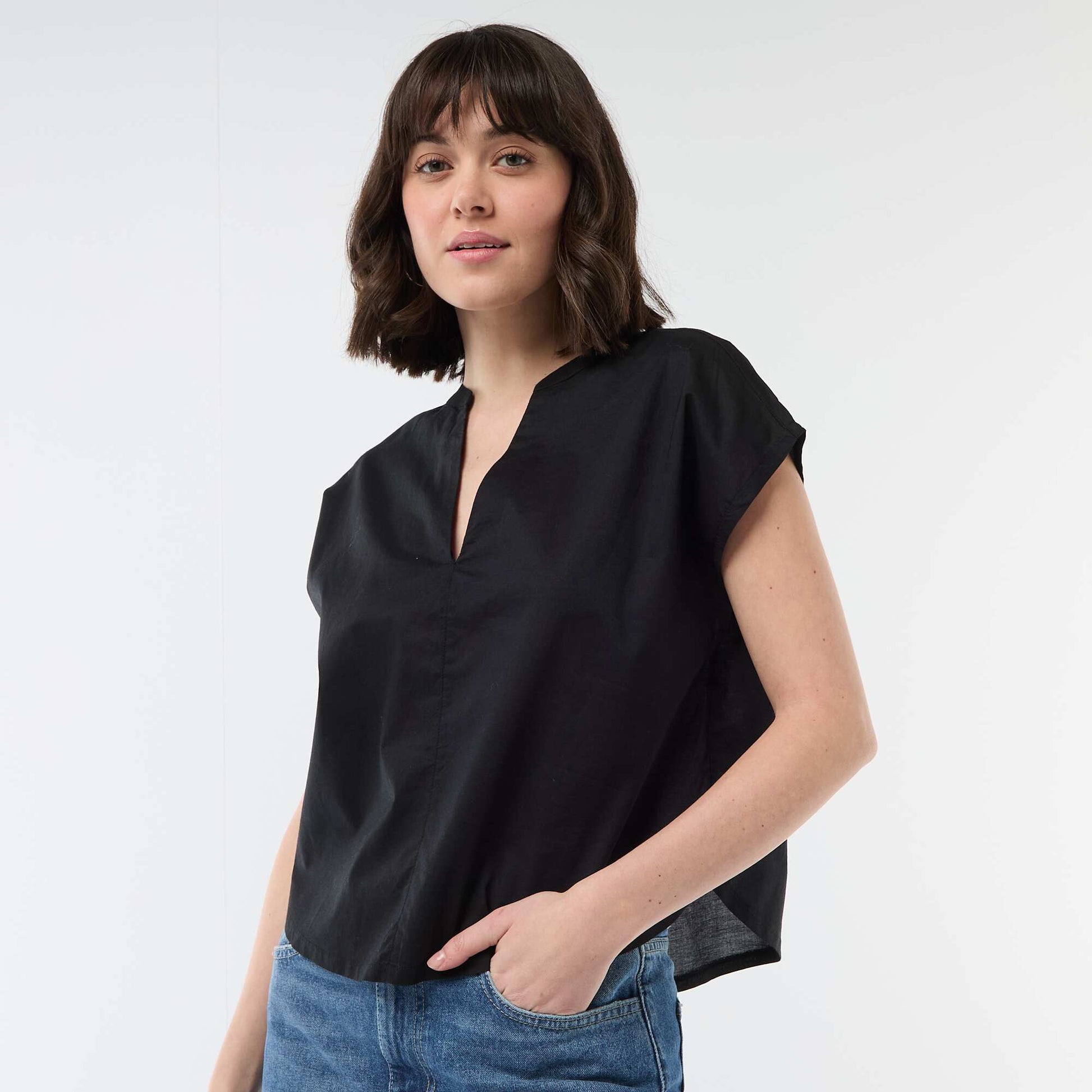 Blusa de manga corta con cuello en pico NEGRO