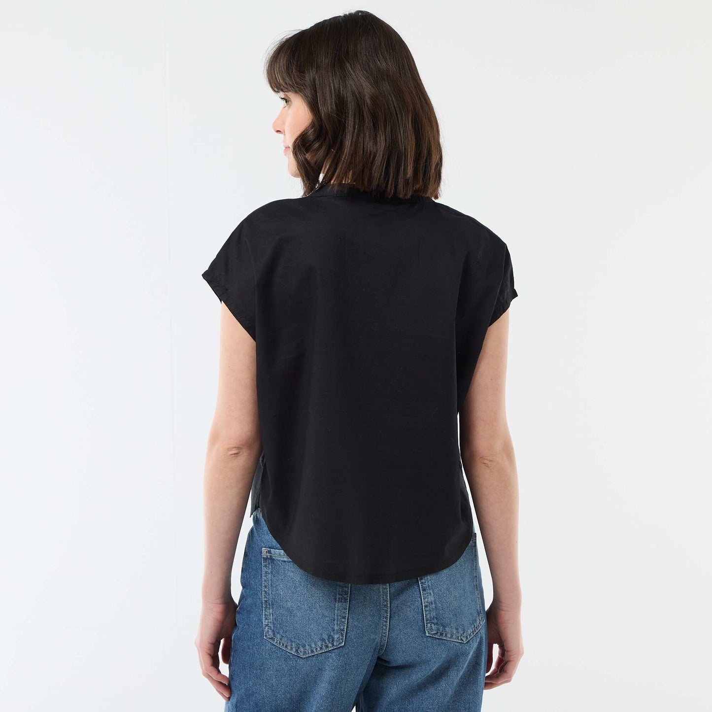 Blusa de manga corta con cuello en pico NEGRO