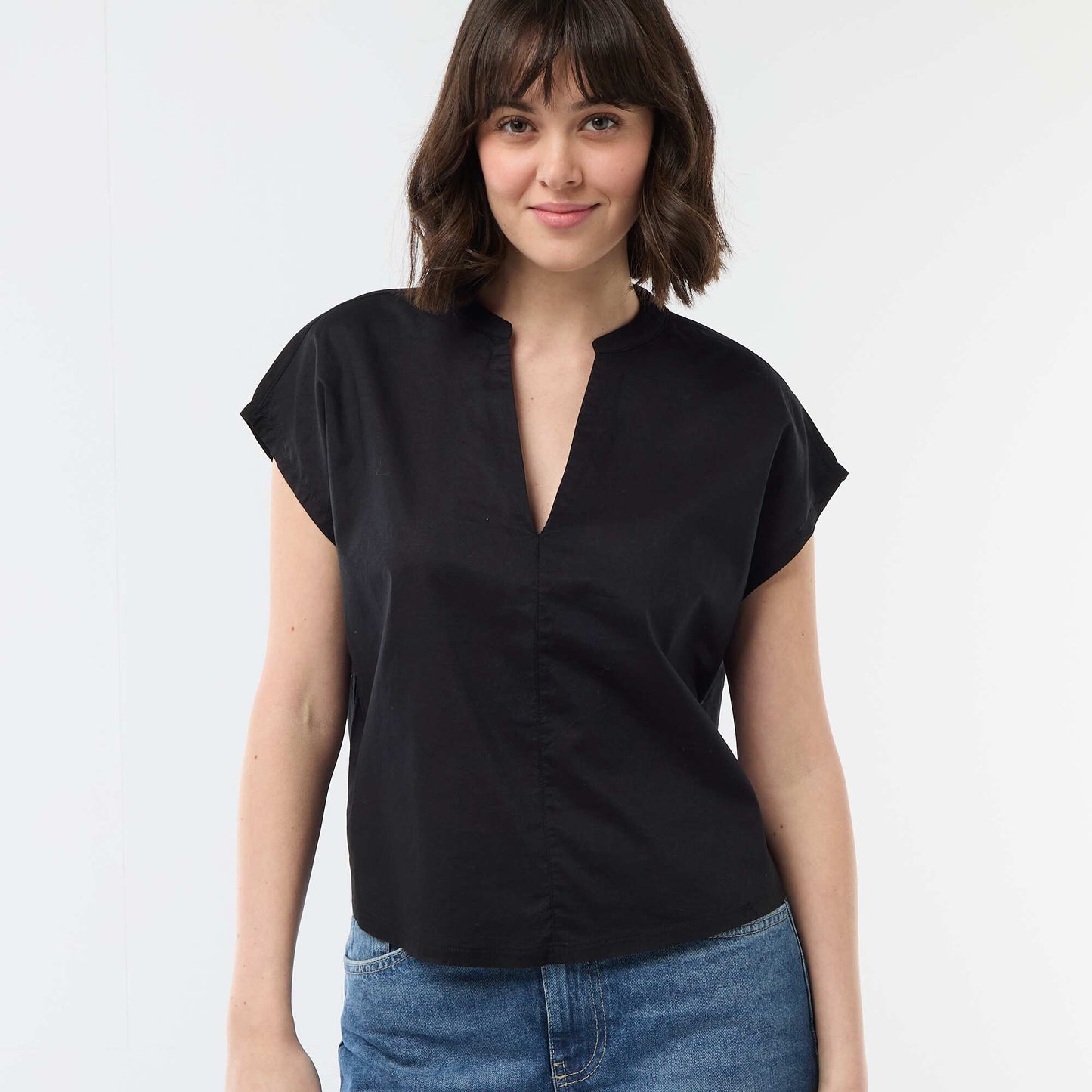 Blusa de manga corta con cuello en pico NEGRO