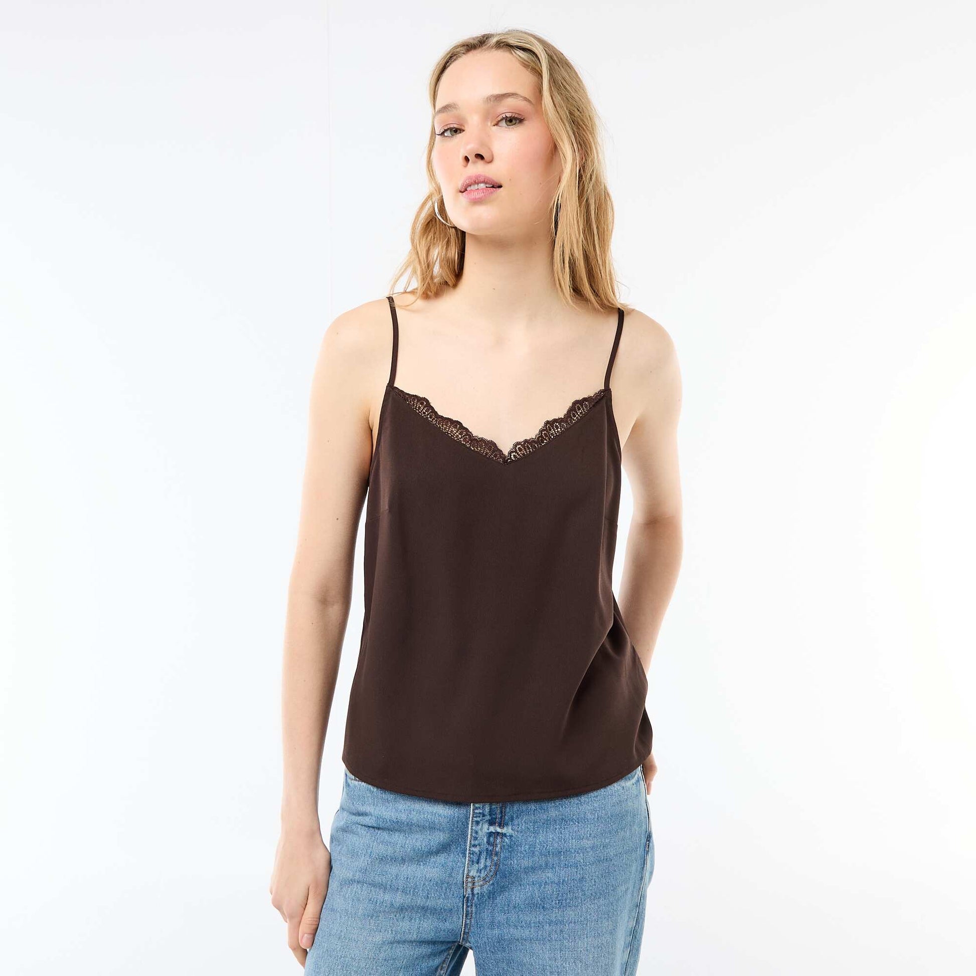 Camiseta de tirantes con tirantes finos ajustables y cuello de encaje MARRON