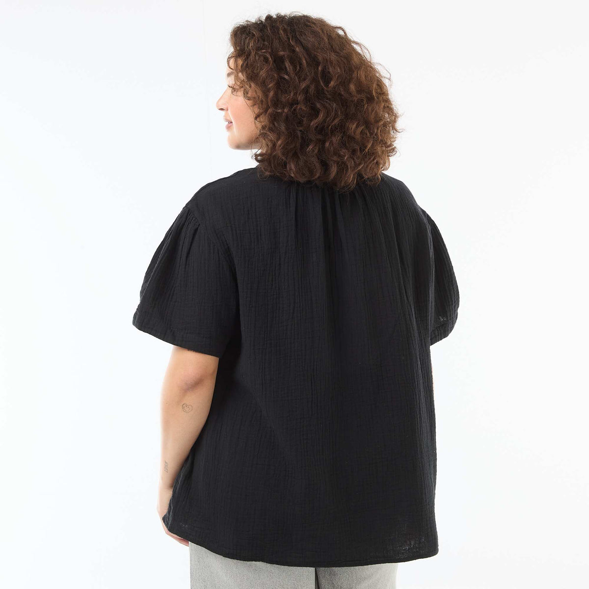 Blusa de gasa de algodón con cuello fruncido NEGRO