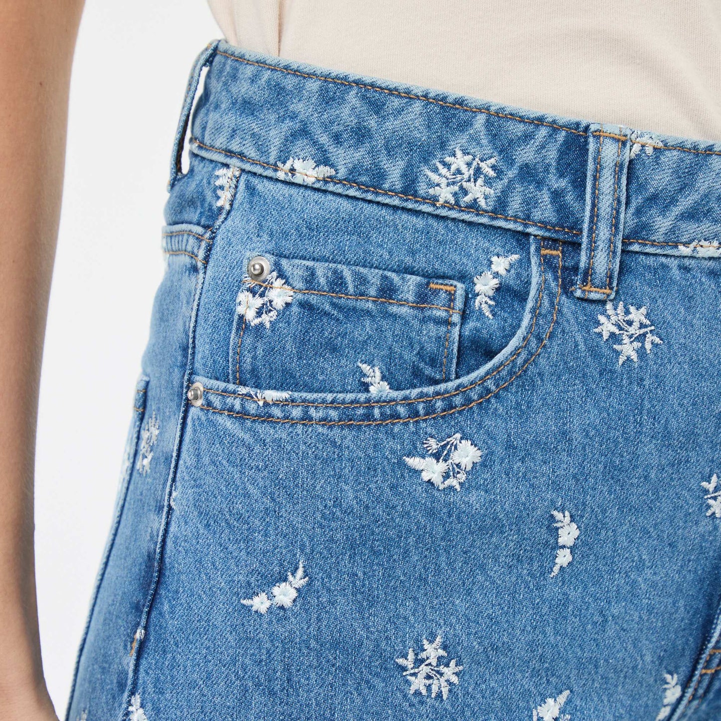 Jean regular bordado AZUL