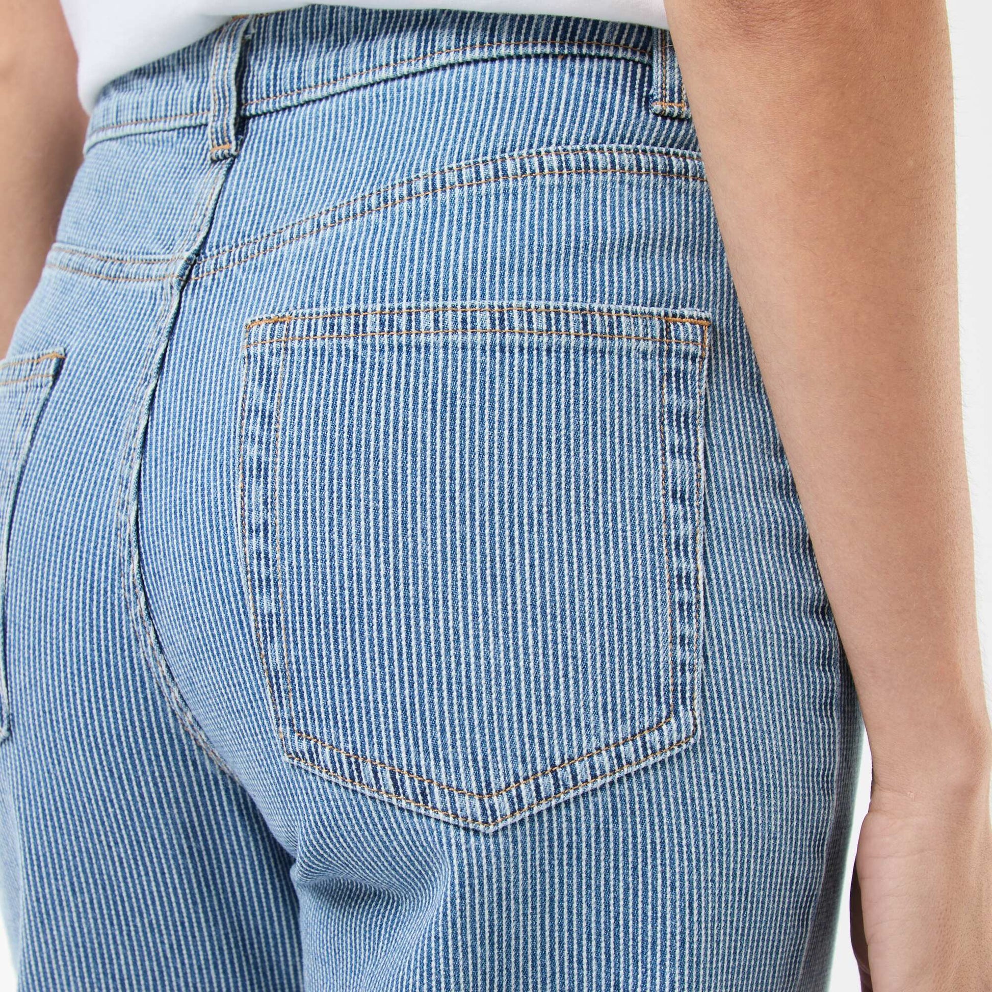 Jean regular con líneas de algodón AZUL