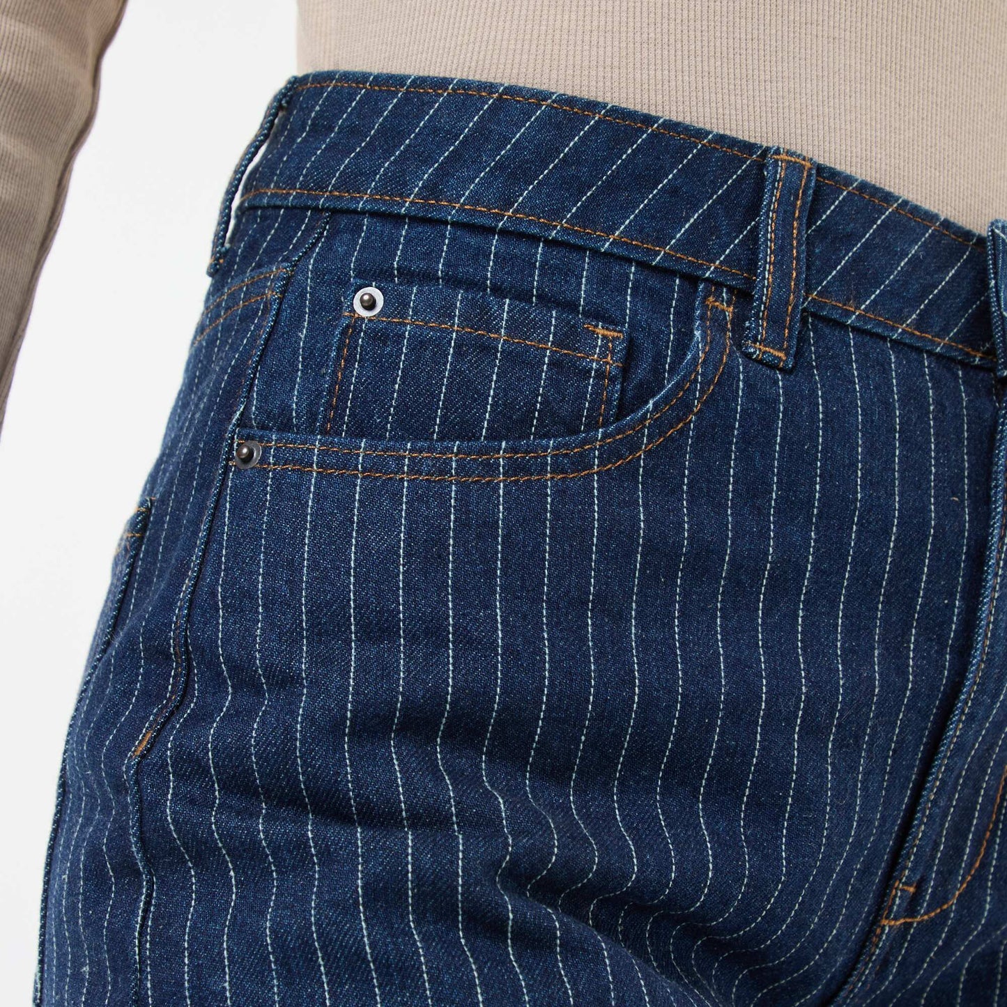 Jean regular con líneas de algodón AZUL
