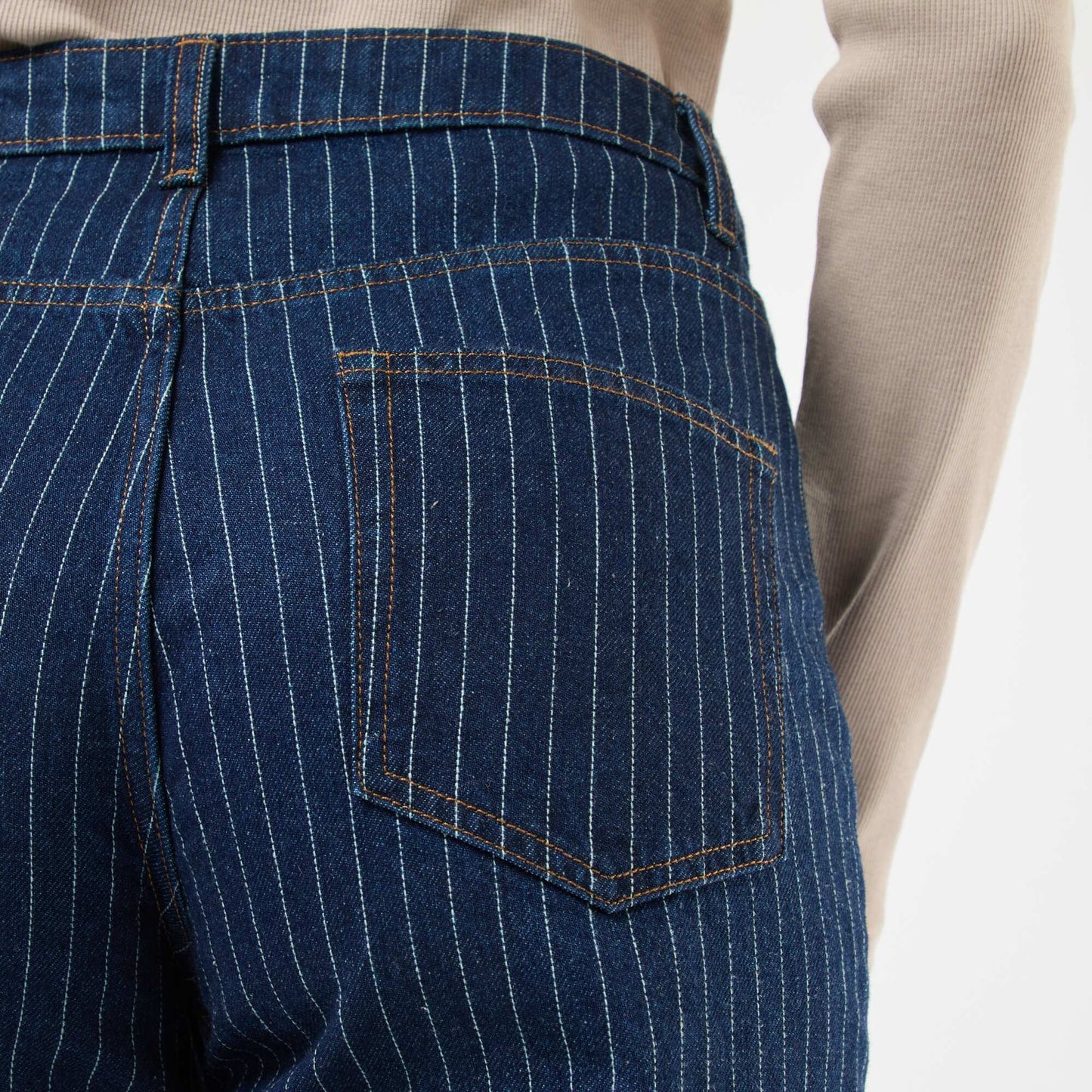 Jean regular con líneas de algodón AZUL