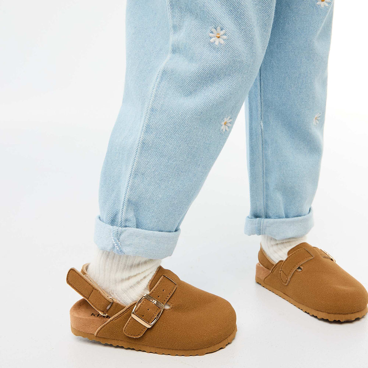 Zuecos de antelina con velcro MARRON