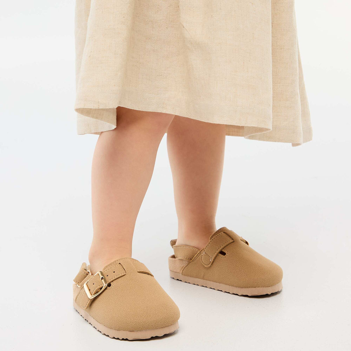 Zuecos de antelina con velcro BEIGE