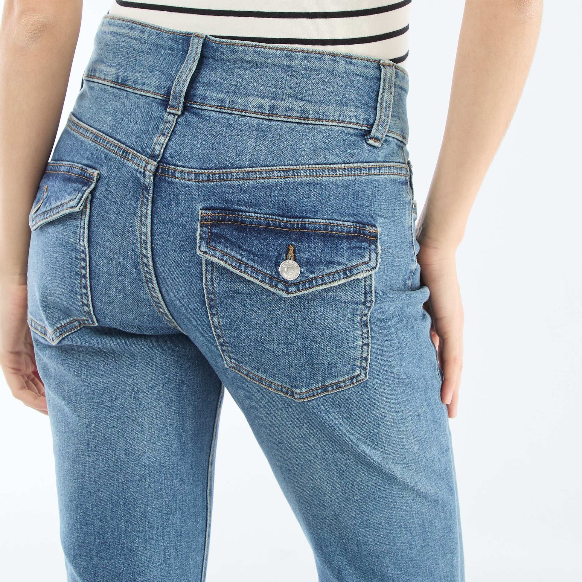 Jean bootcut de tiro bajo AZUL