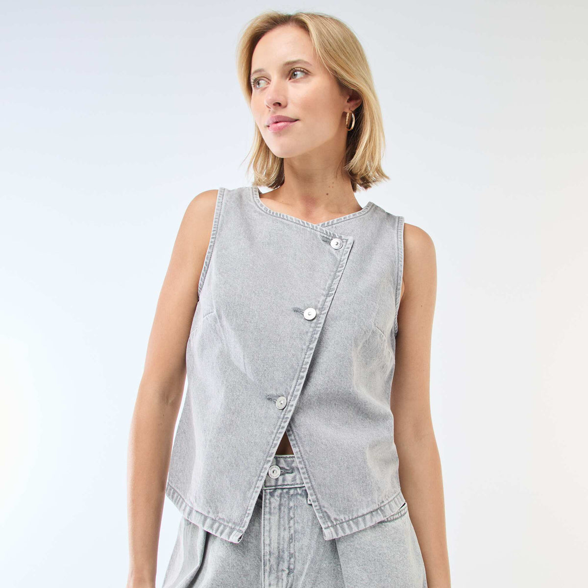 Chaleco sin mangas jean GRIS