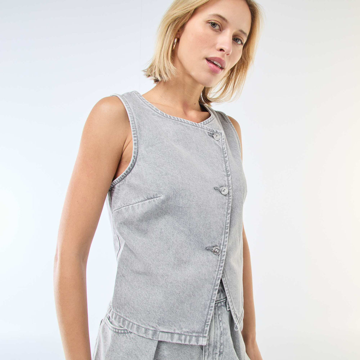 Chaleco sin mangas jean GRIS