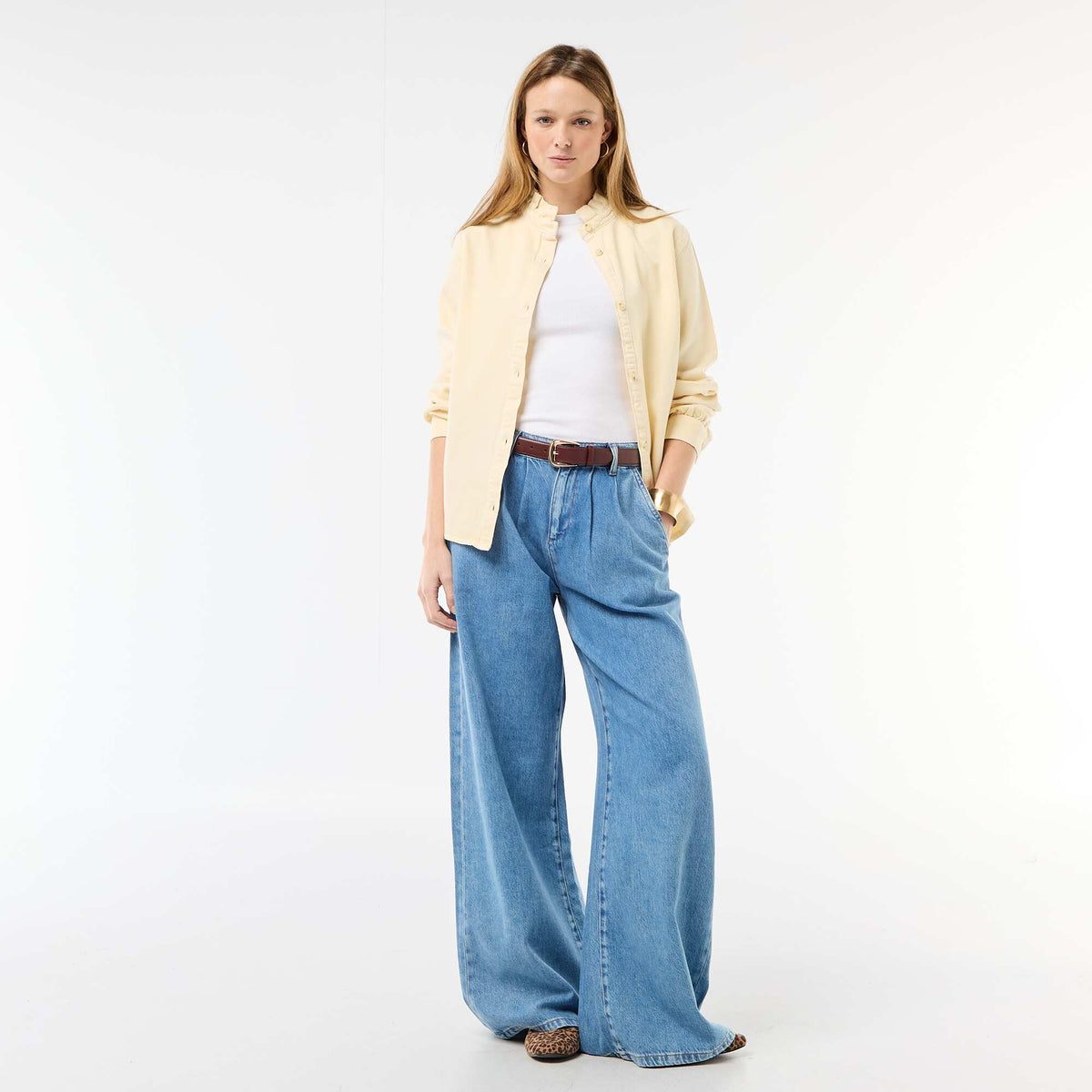 Blusa vaquera con cuello con volantes AMARILLO