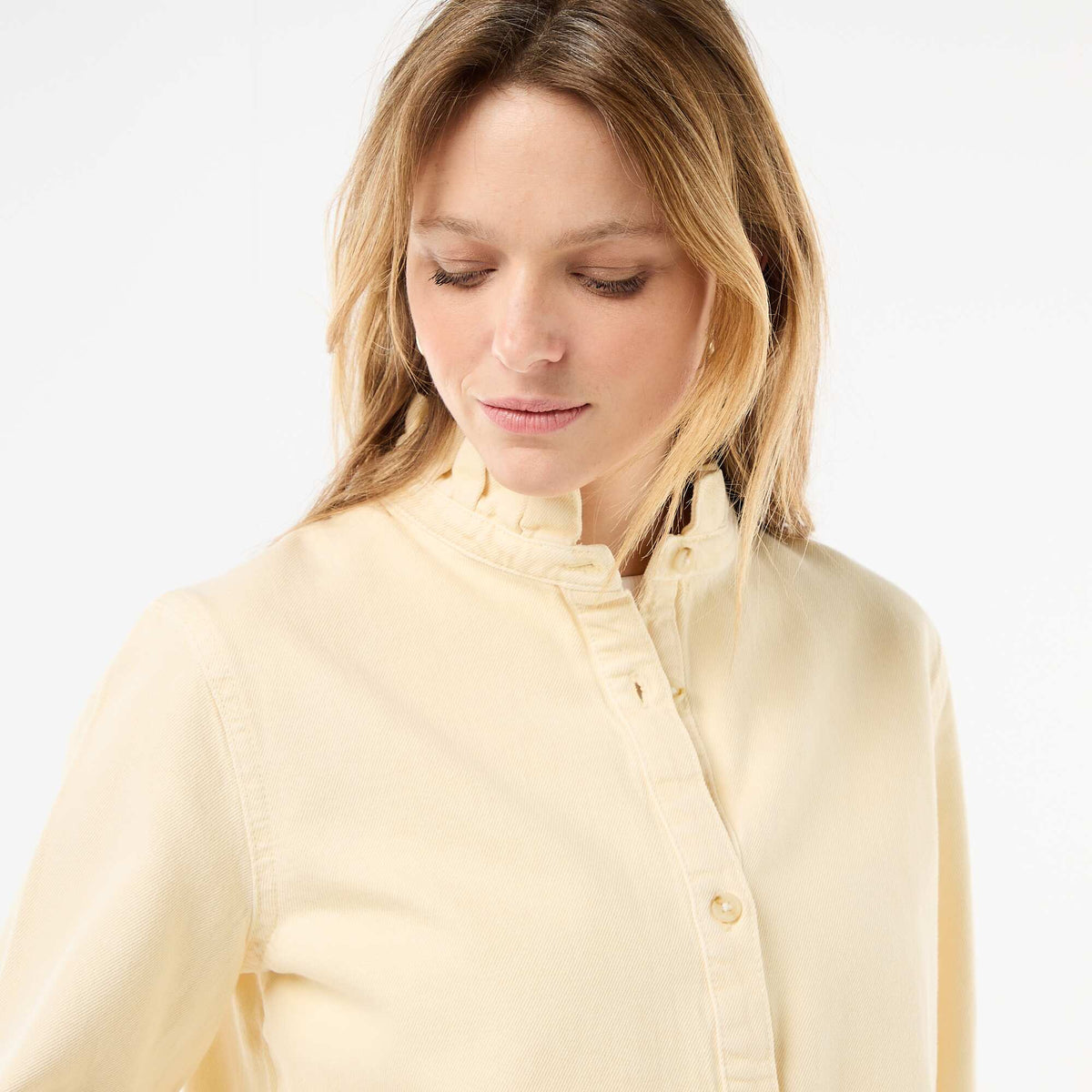 Blusa vaquera con cuello con volantes AMARILLO