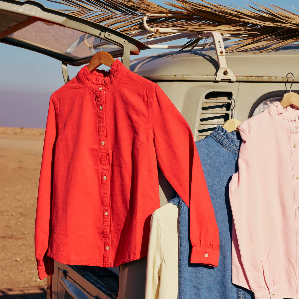 Blusa vaquera con cuello con volantes ROJO