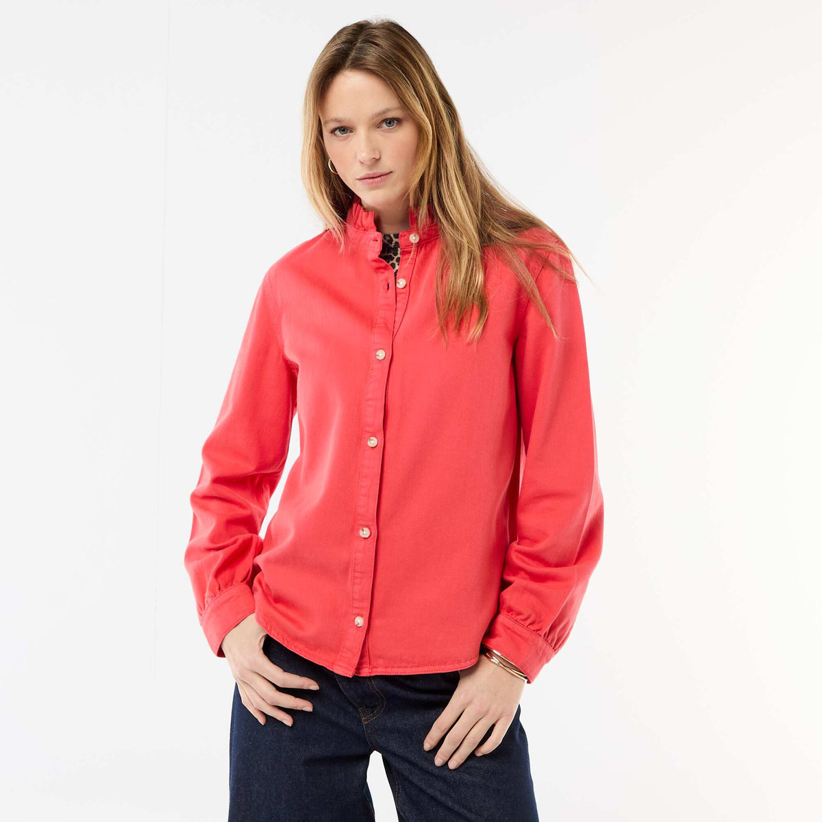 Blusa vaquera con cuello con volantes ROJO