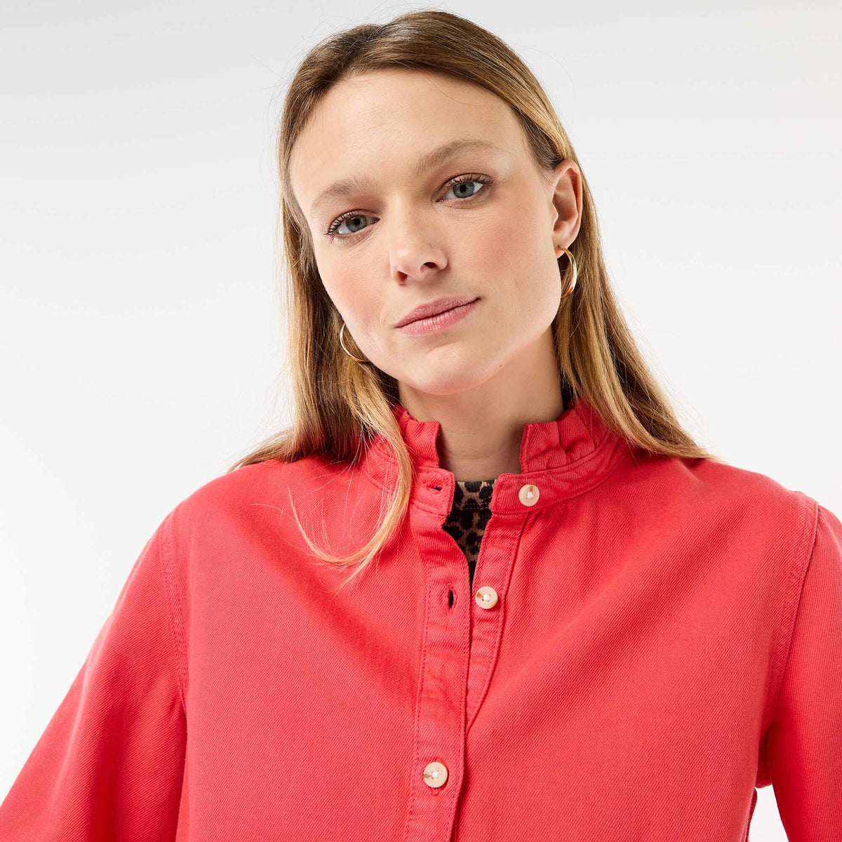 Blusa vaquera con cuello con volantes ROJO