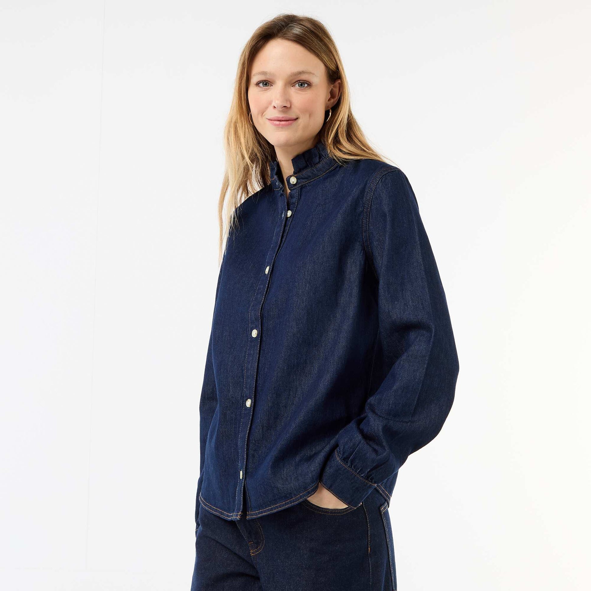 Blusa vaquera con cuello con volantes AZUL