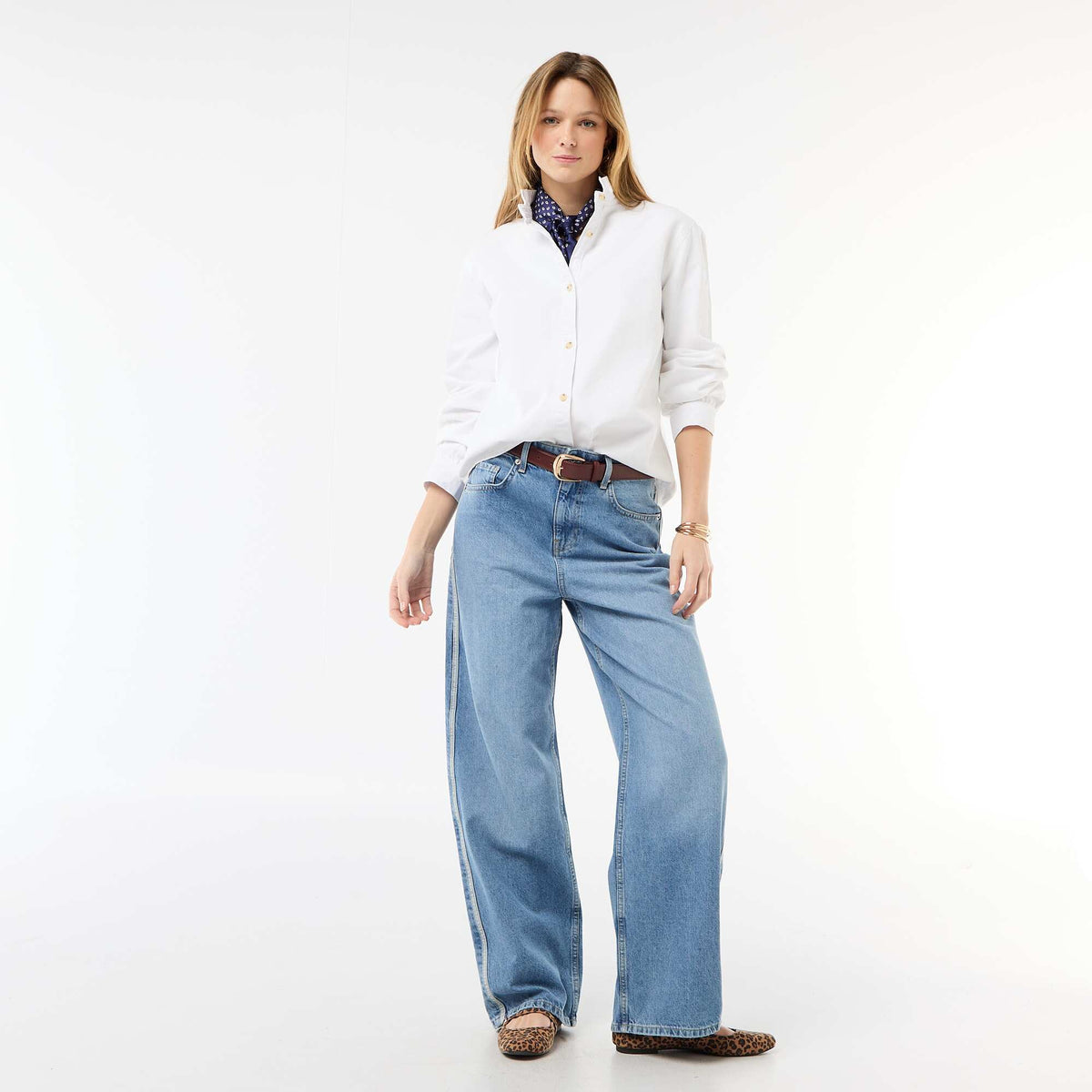 Blusa vaquera con cuello con volantes BLANCO