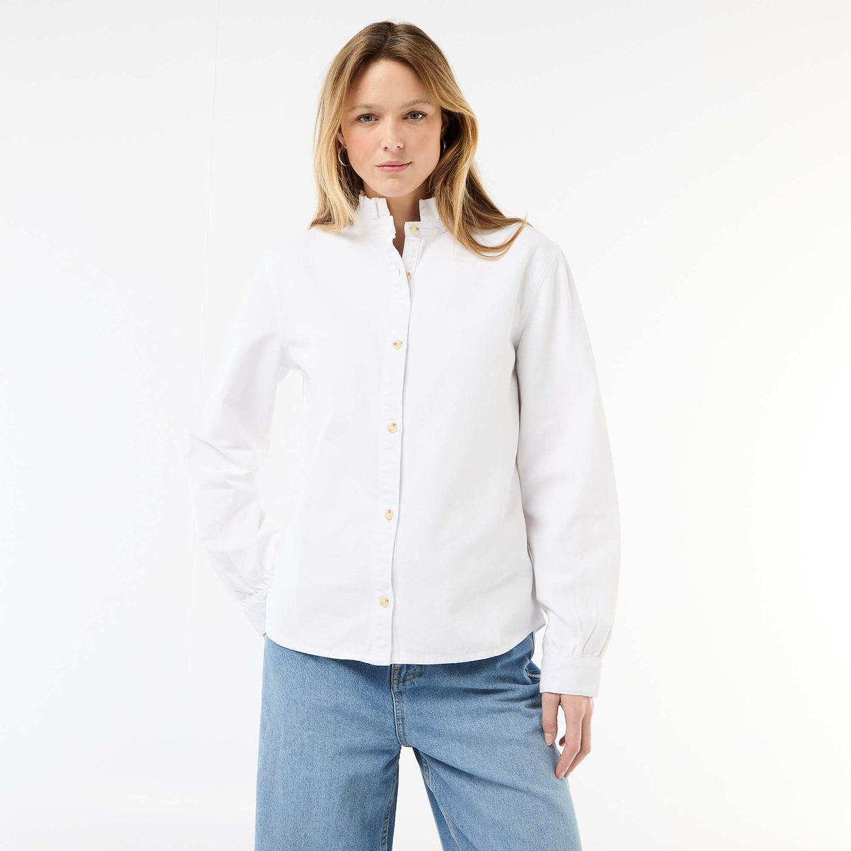 Blusa vaquera con cuello con volantes BLANCO