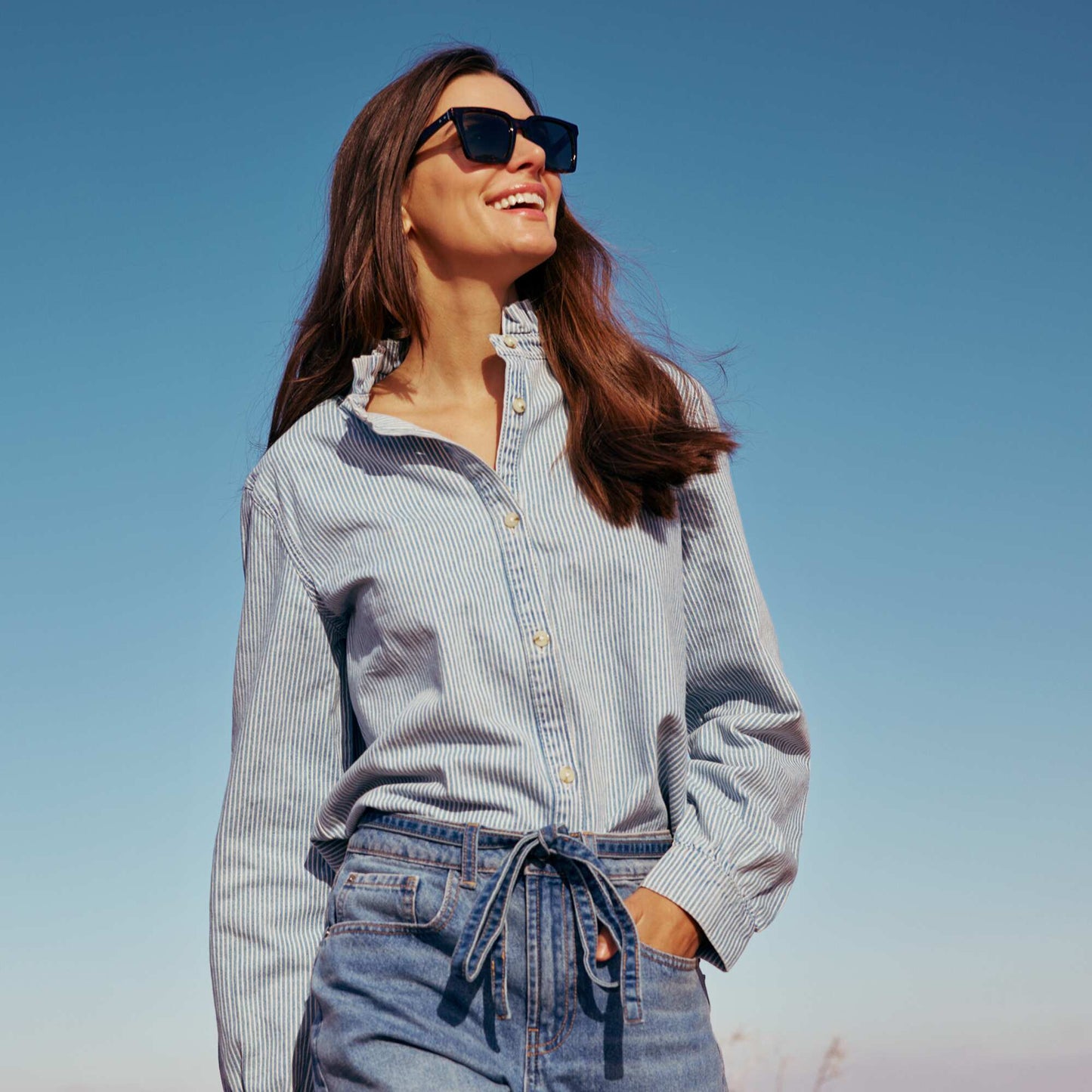 Blusa vaquera con cuello con volantes AZUL
