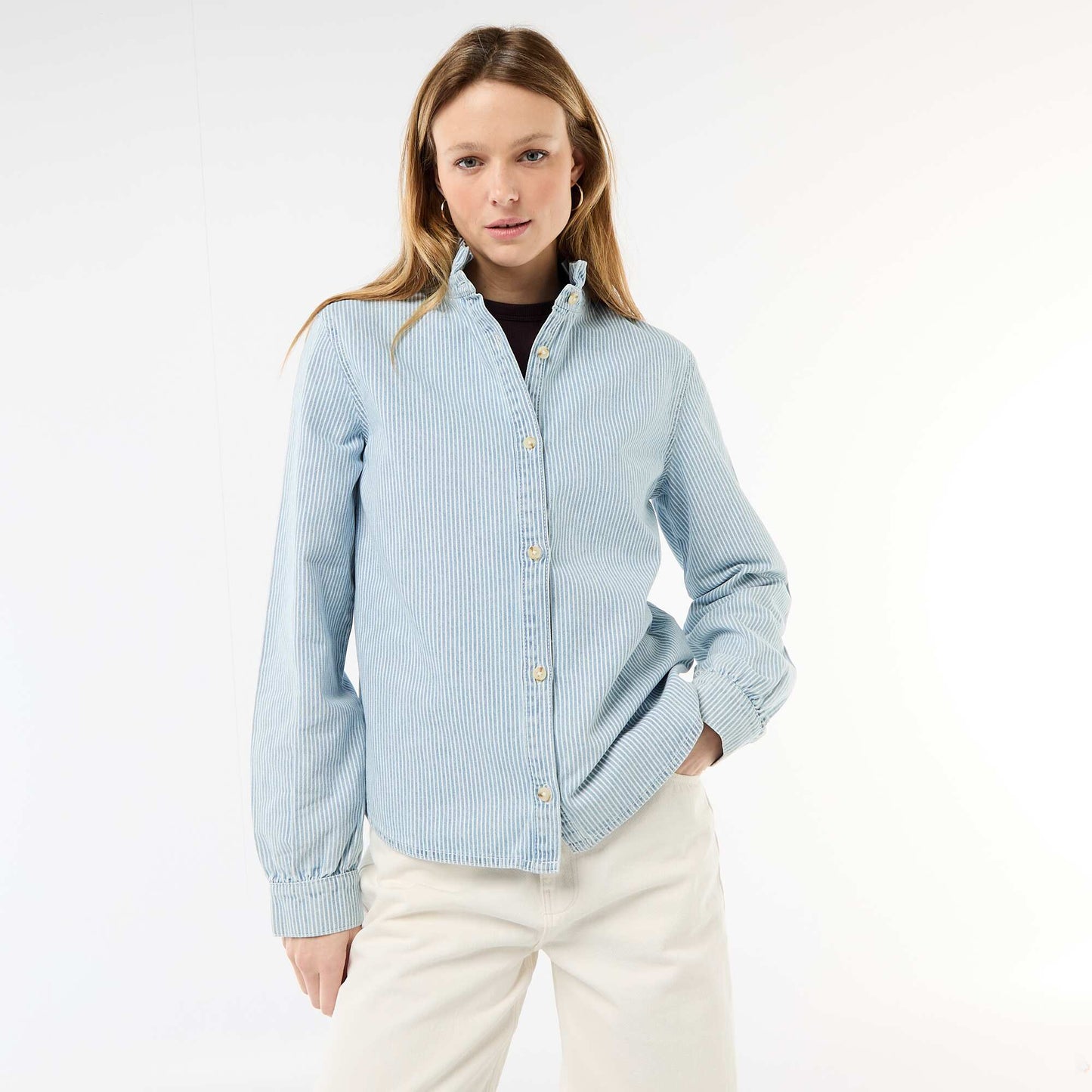 Blusa vaquera con cuello con volantes AZUL