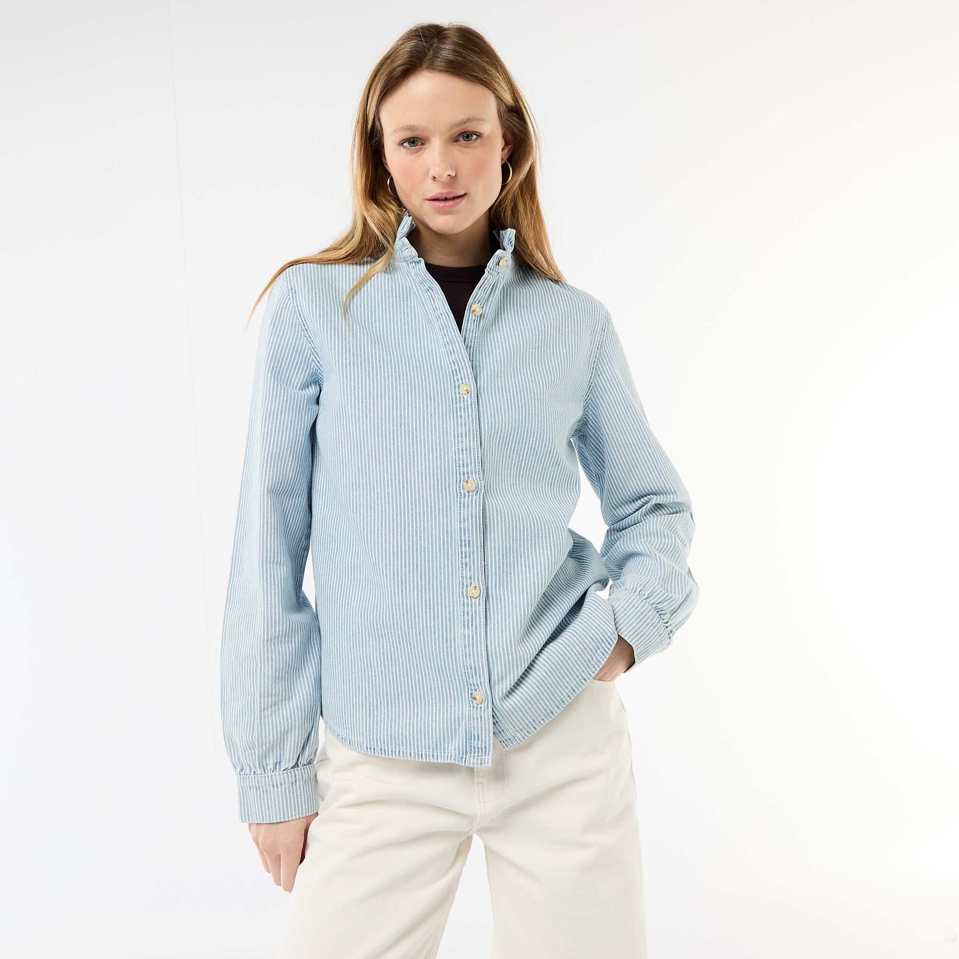 Blusa vaquera con cuello con volantes AZUL