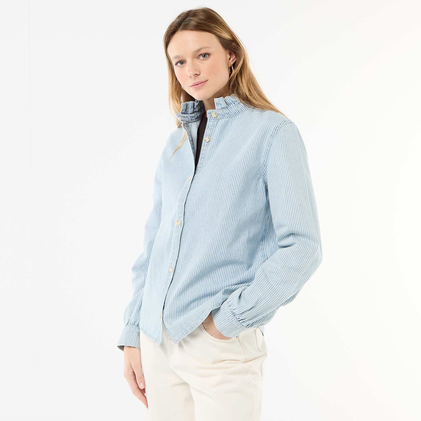 Blusa vaquera con cuello con volantes AZUL
