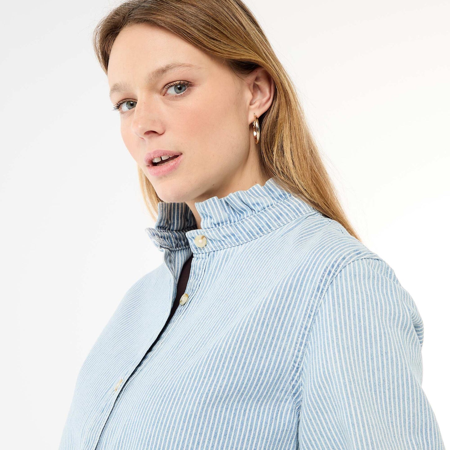 Blusa vaquera con cuello con volantes AZUL