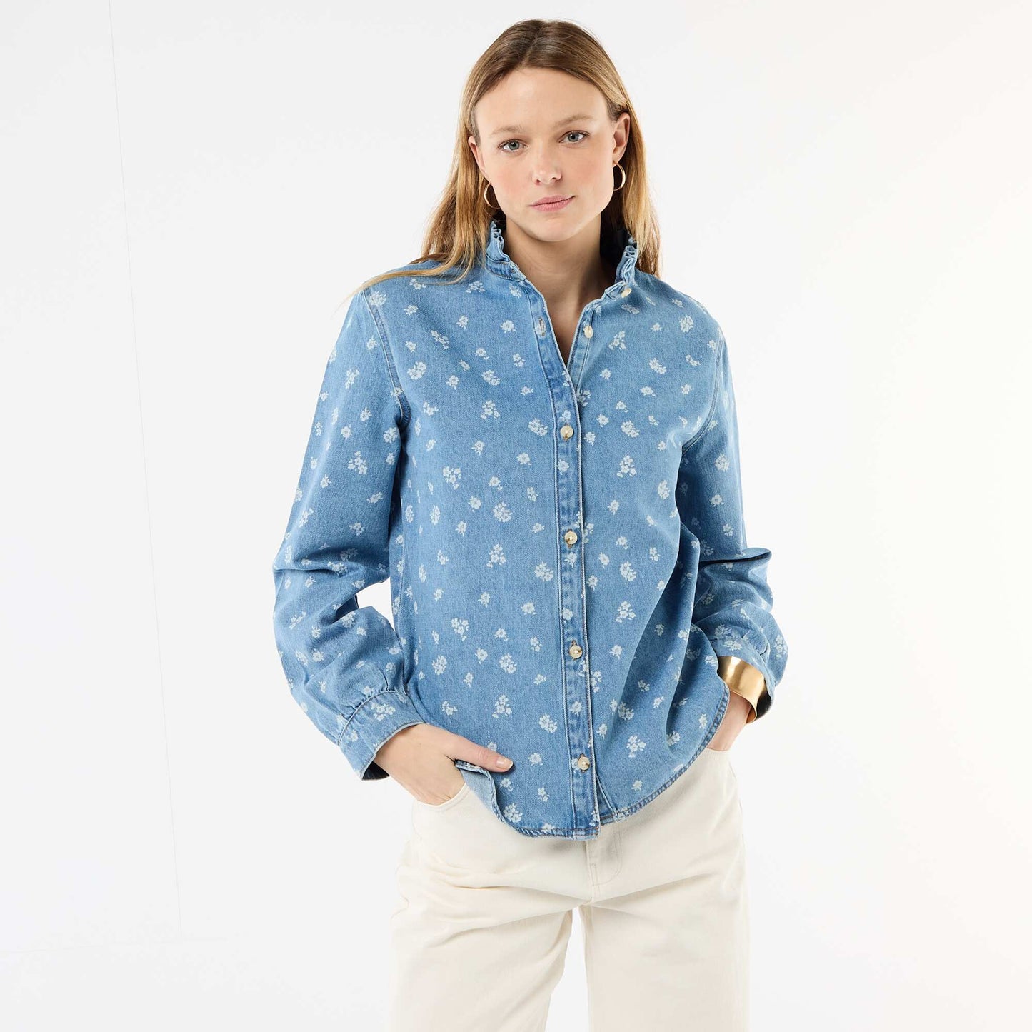 Blusa vaquera con cuello con volantes AZUL