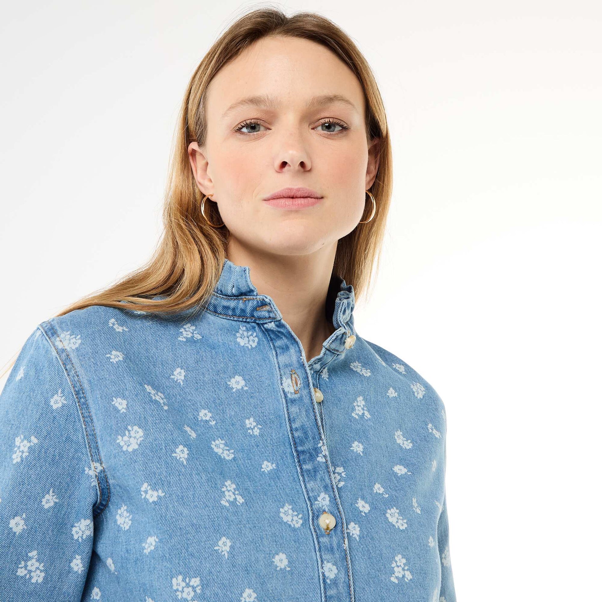 Blusa vaquera con cuello con volantes AZUL
