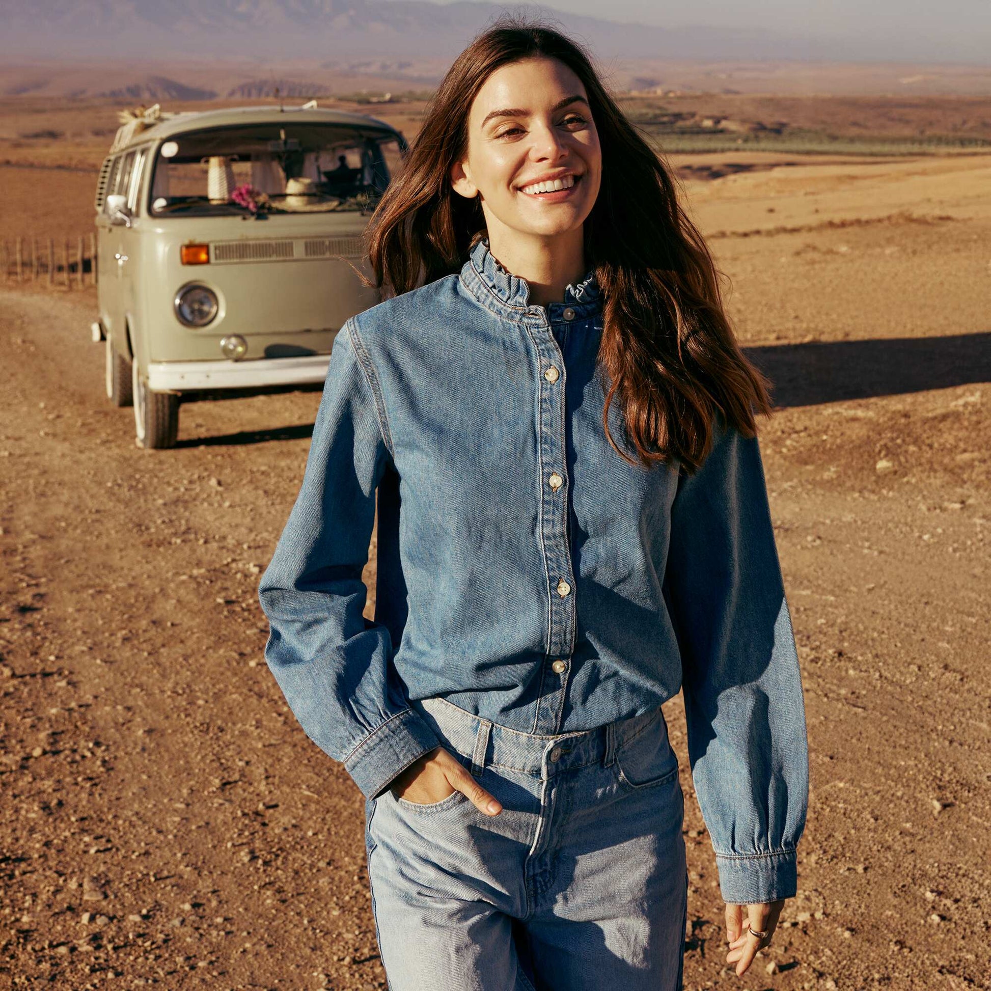 Blusa vaquera con cuello con volantes AZUL